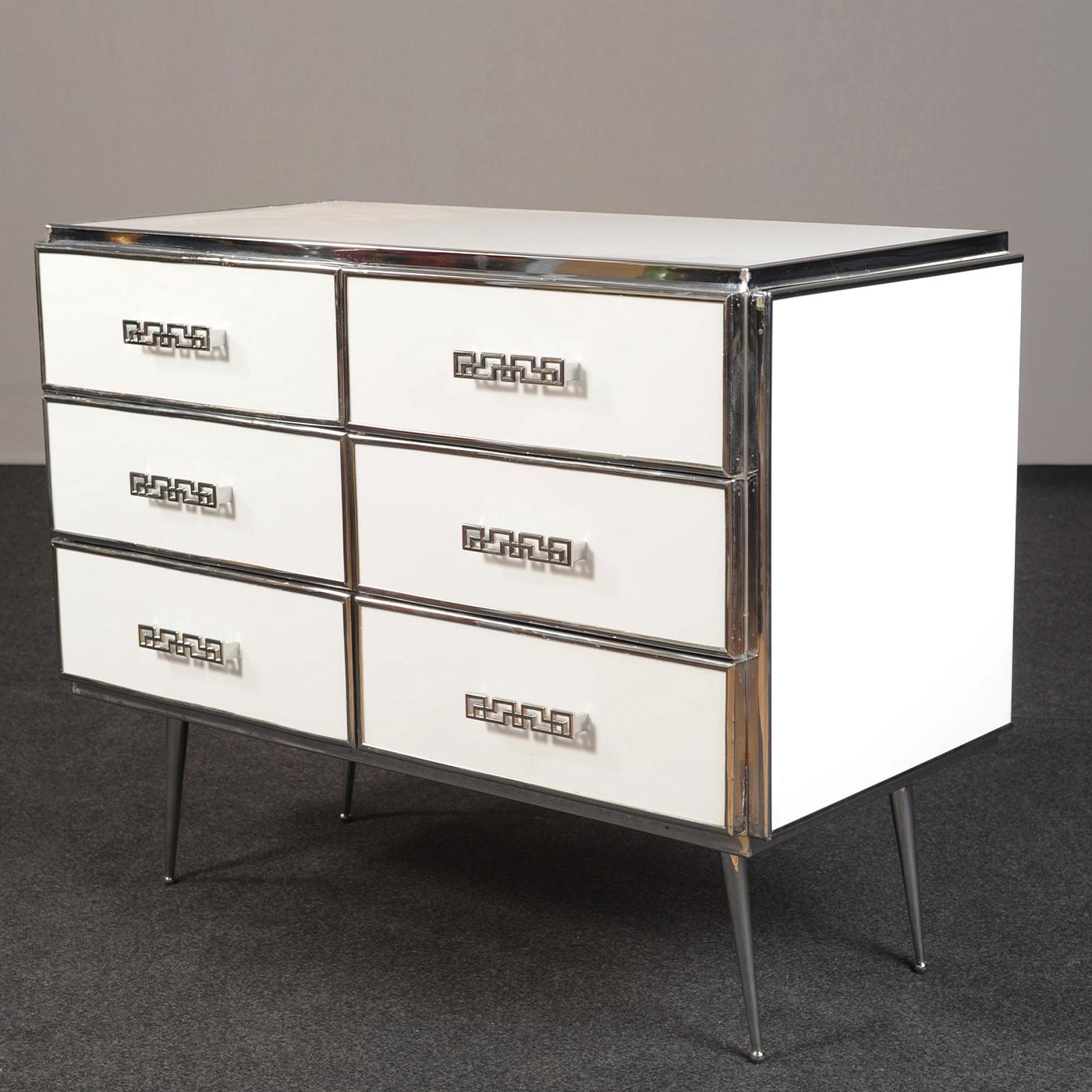 In this statement-making dresser, Art Deco inspiration merges with the brightness of pure-white surfaces covered in a glossy white acrylic film for chromatic consistency and increased protection. Ideal for elevating dark-toned color palettes, the