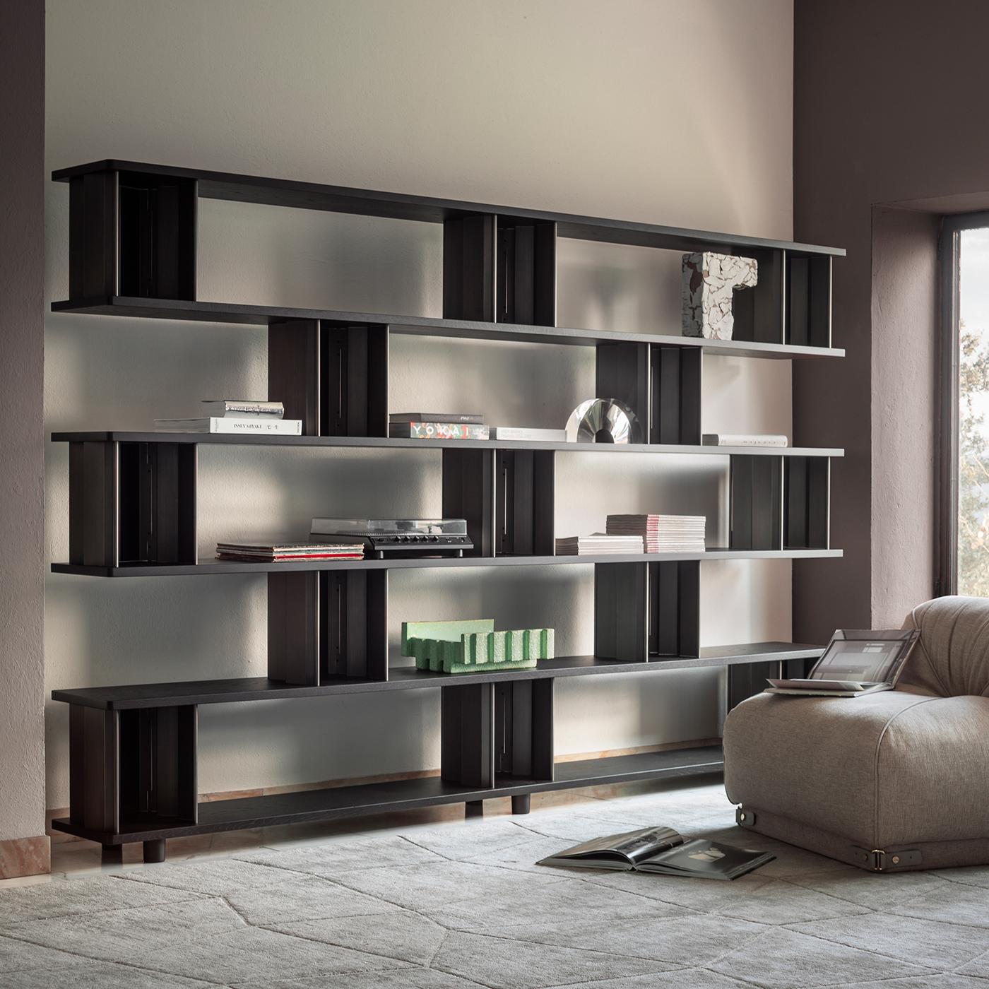 La librería Plomis combina la elegancia minimalista con un diseño atrevido inspirado en motivos florales. Con superficies fragmentadas que juegan con luces y sombras, la estructura resalta un sorprendente contraste entre las baldas de madera y los