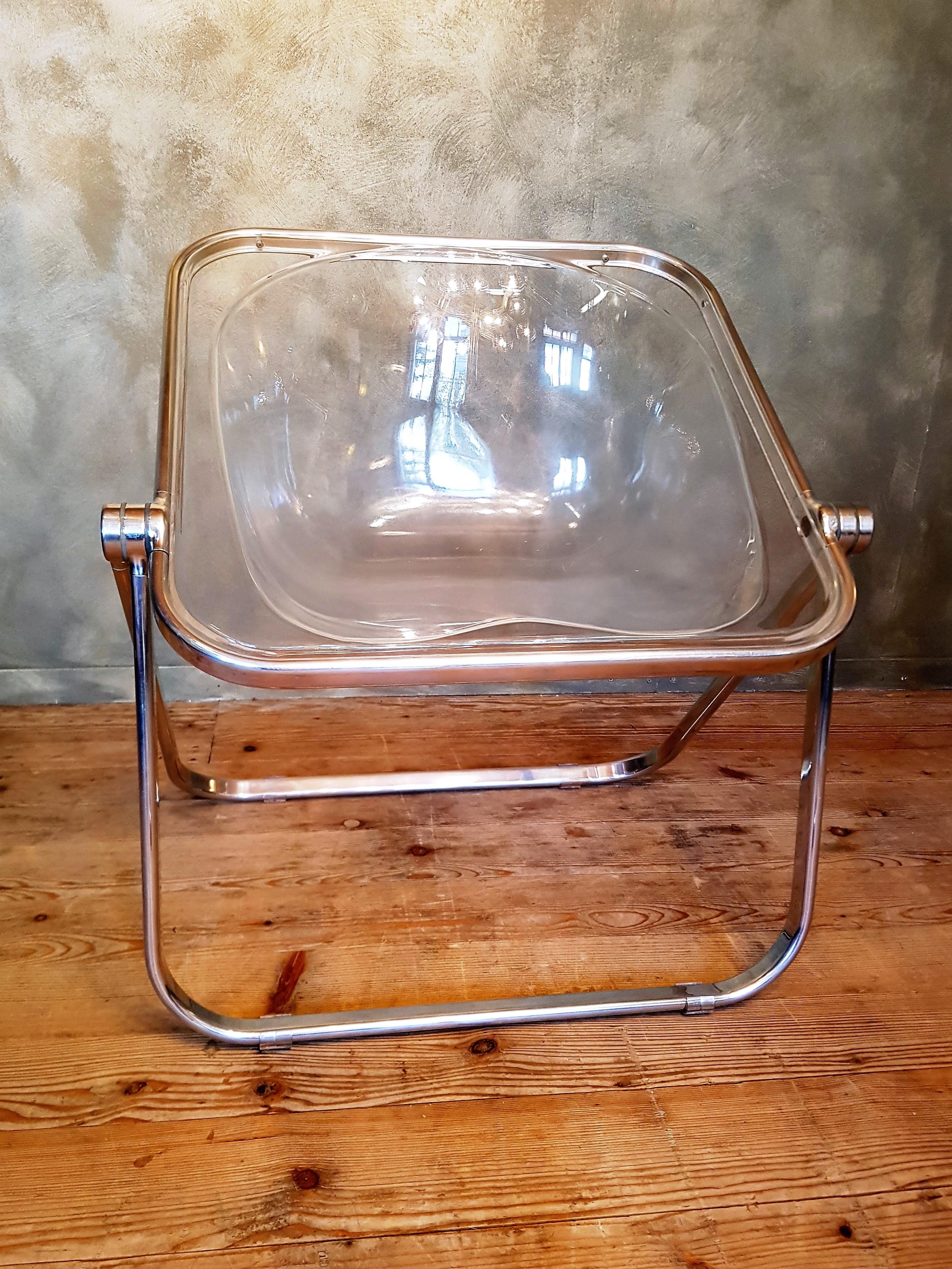 This Plona folding armchair was designed by Giancarlo Piretti for Anonima Castelli in 1967. It was made of acrylic and aluminium in Italy. The chair is in good condition.
 