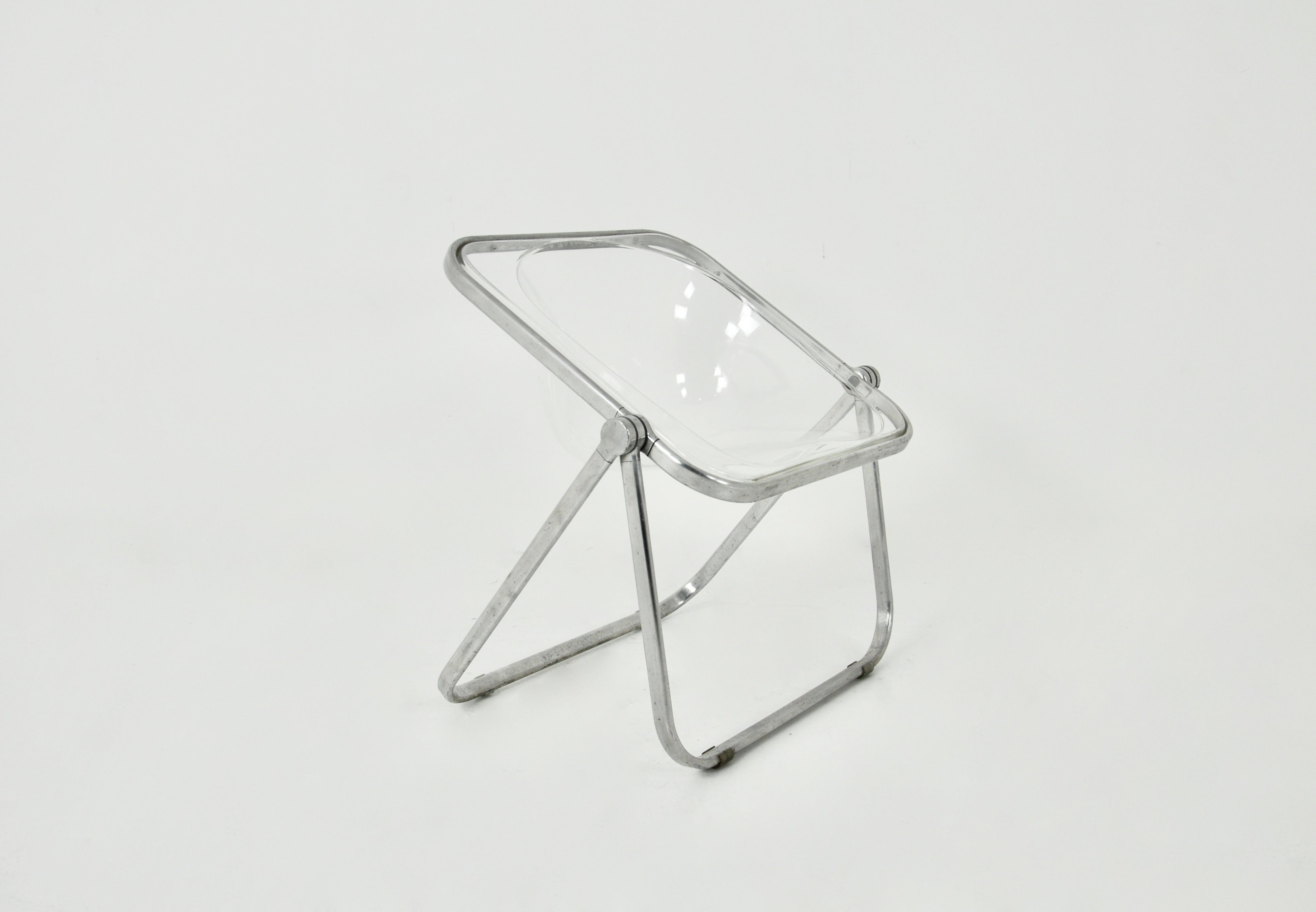 Plastic and metal folding armchair. Stamped. Dimensions: seat height: 43cm. Wear due to time and age.