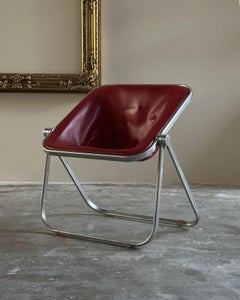 Sillón Plona, de piel roja, diseñado por Giancarlo Piretti para Anonima Castelli, década de los 70