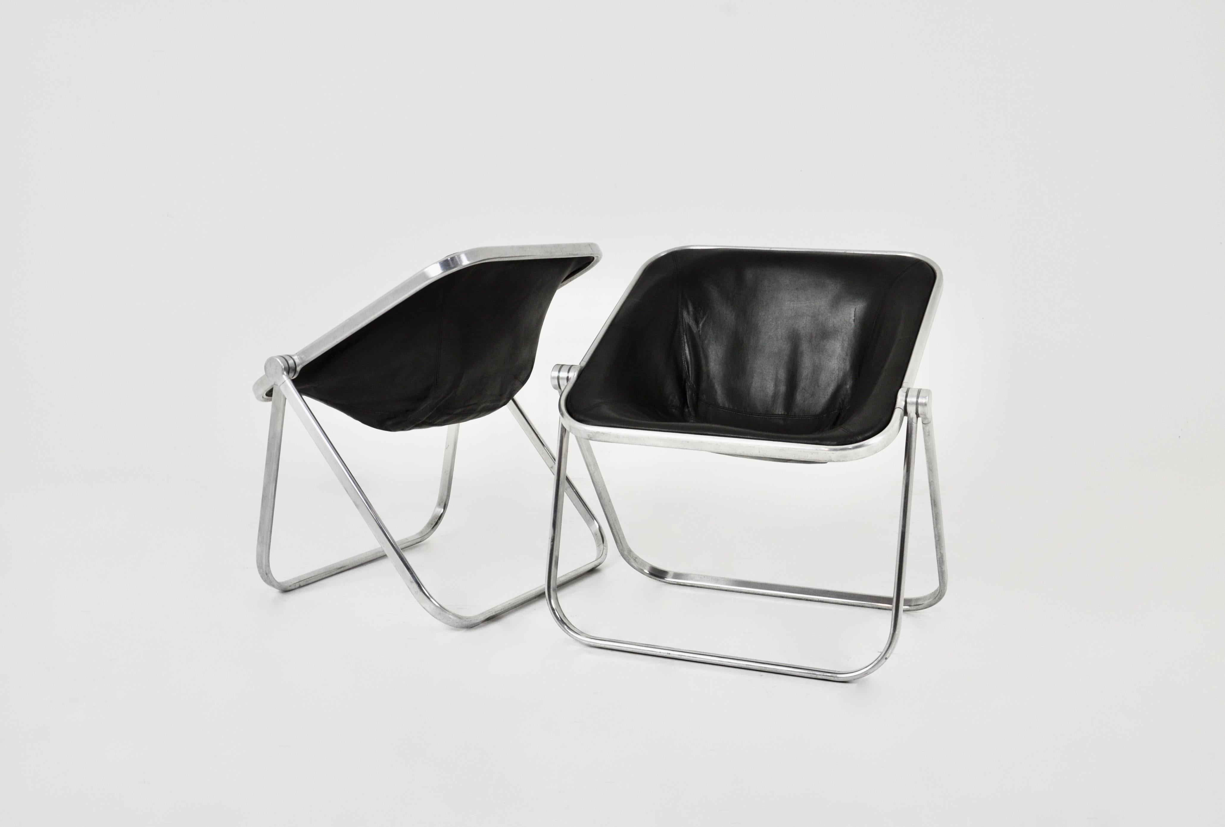 Paar Sessel aus Leder und Metall in schwarzer Farbe. Abnutzung auf der Rückseite eines der Sessel (siehe Foto) Sitzhöhe: 44cm.
