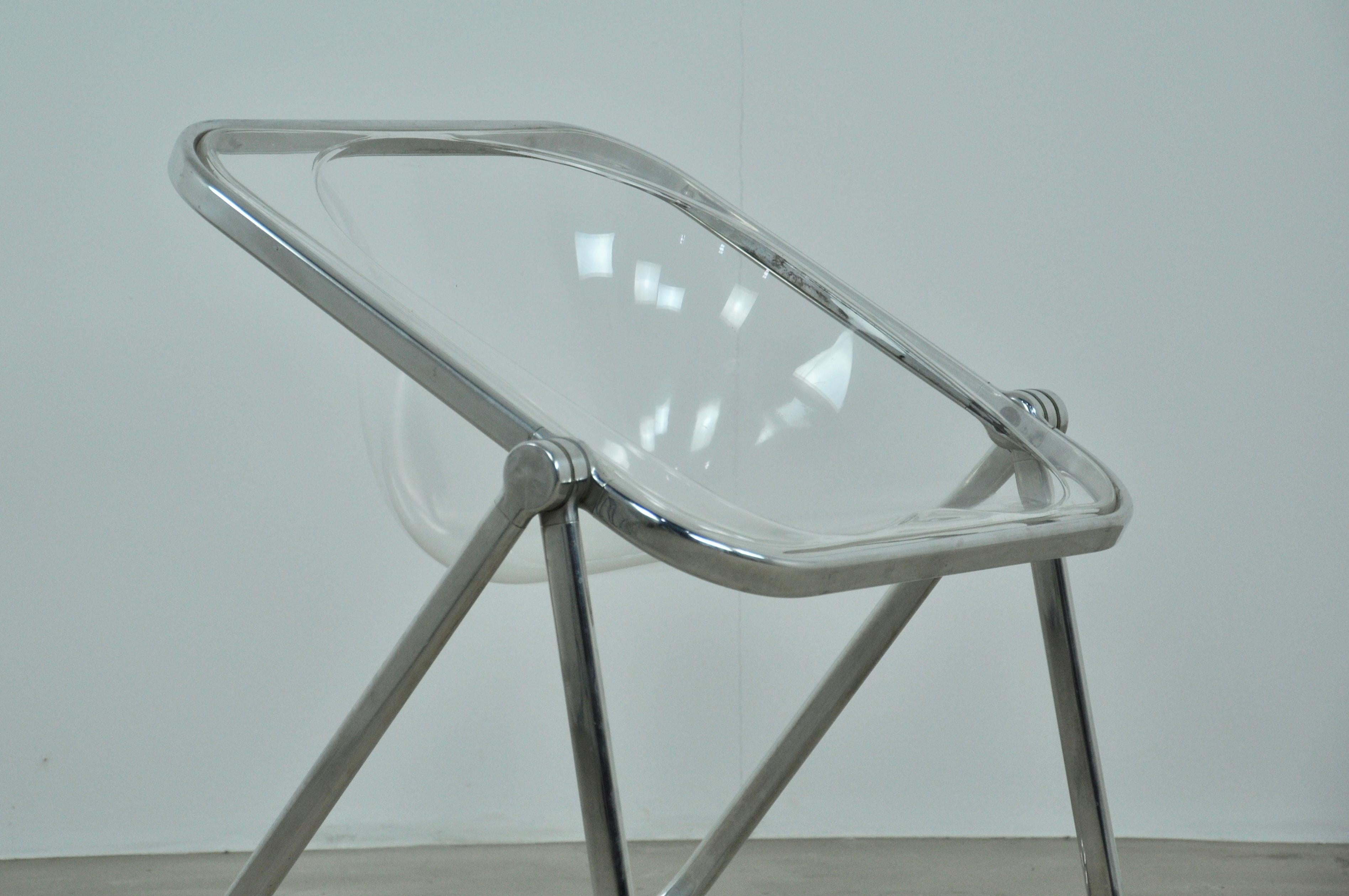 Transparent folding plastic armchair, metal structure. Wear due to time and the age of the object. Measures: Seat height 44cm.
