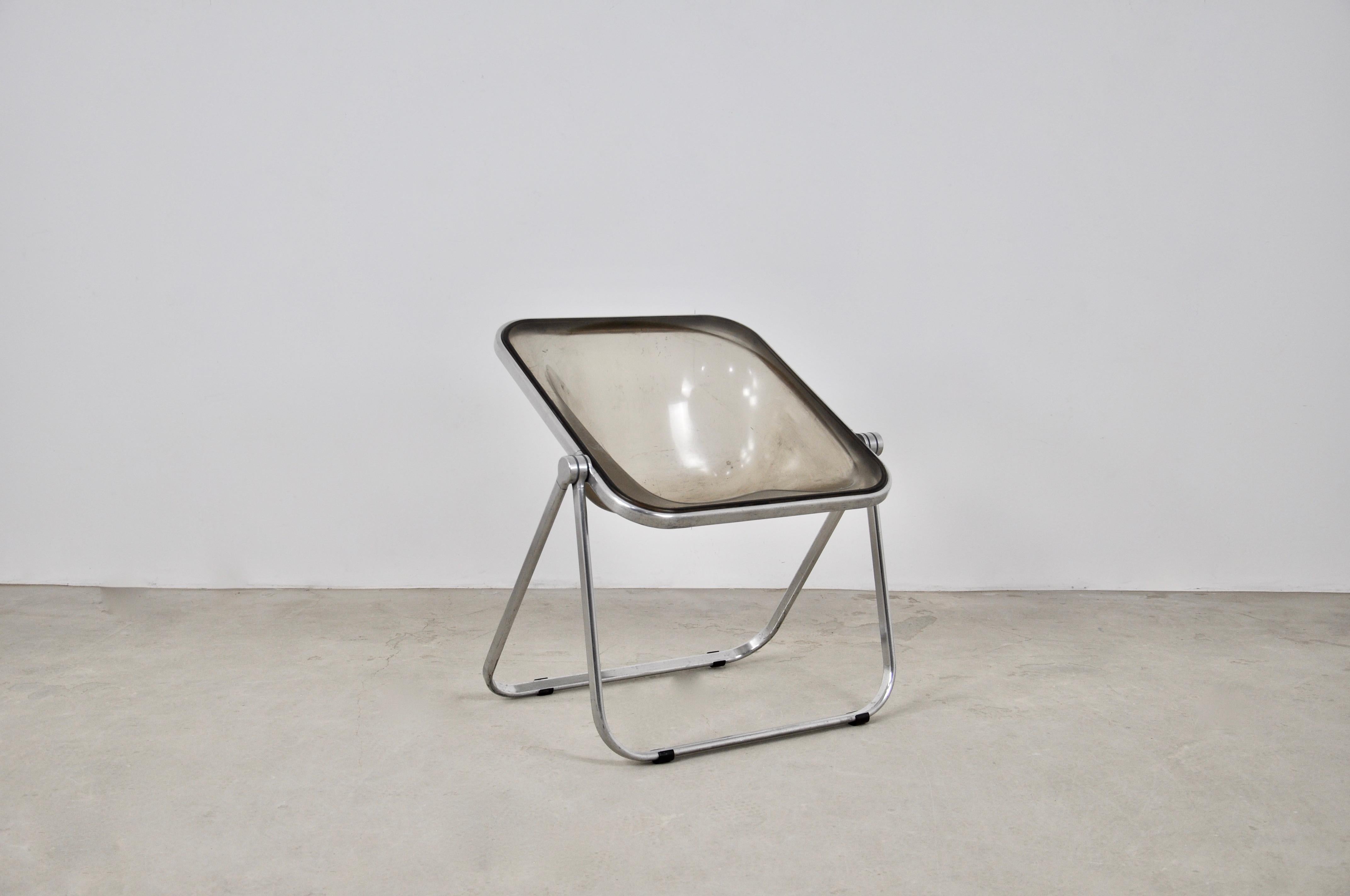 Sillón plegable de plástico y metal.  Desgaste en el plástico (ver foto) y en el metal (ver foto). Medida: Altura del asiento: 45 cm.