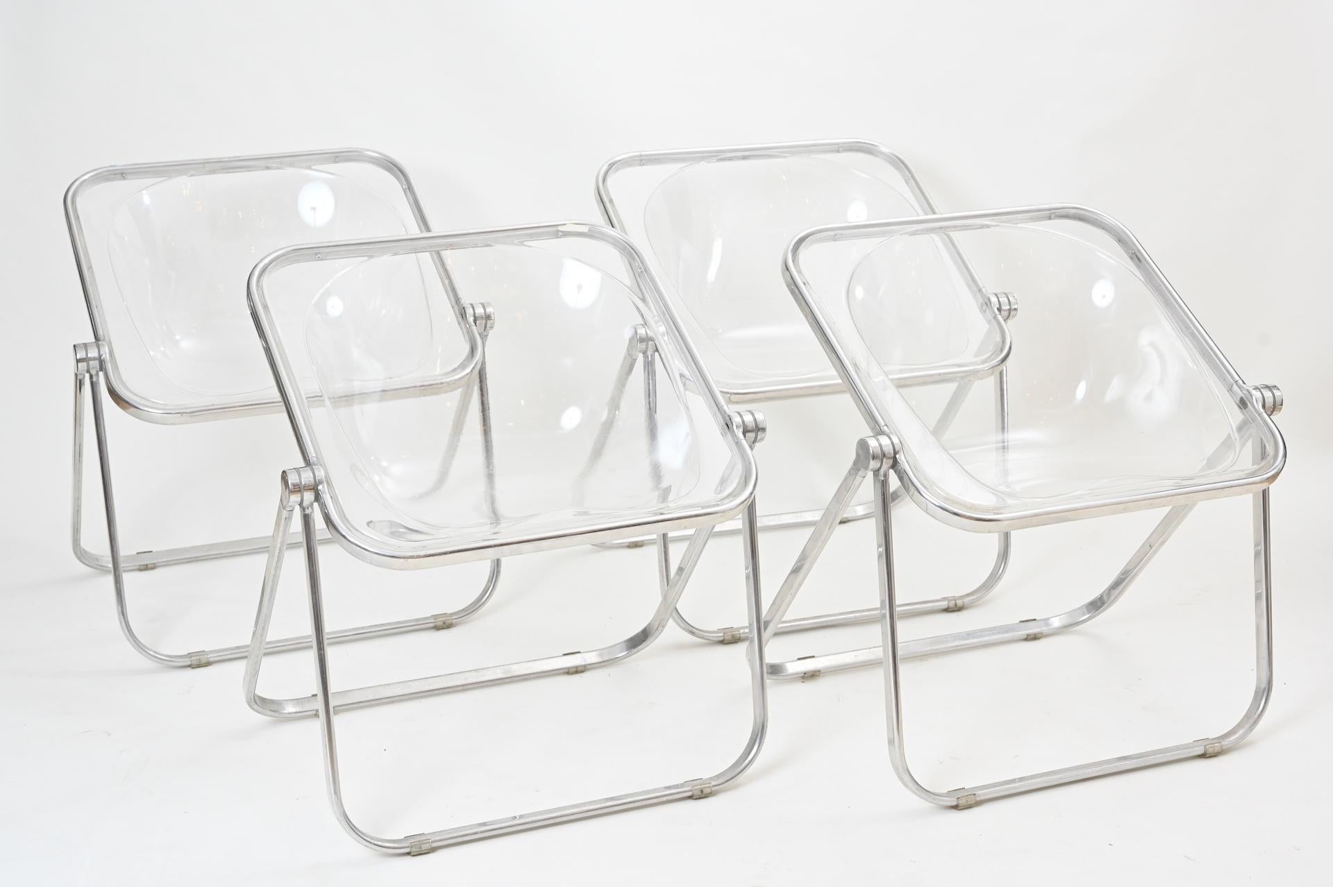 The hard to find translucent Plona chairs... four available. In very good condition

The lounge version of the folding chairs by Giancarlo Piretti.