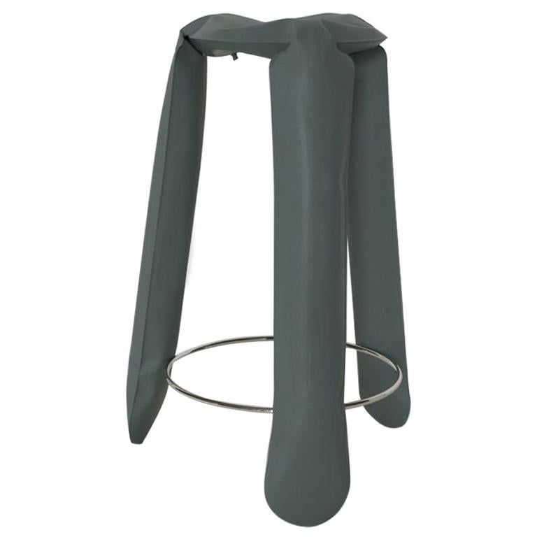 Siège de bar en acier au carbone poli de couleur bleu-gris par Zieta