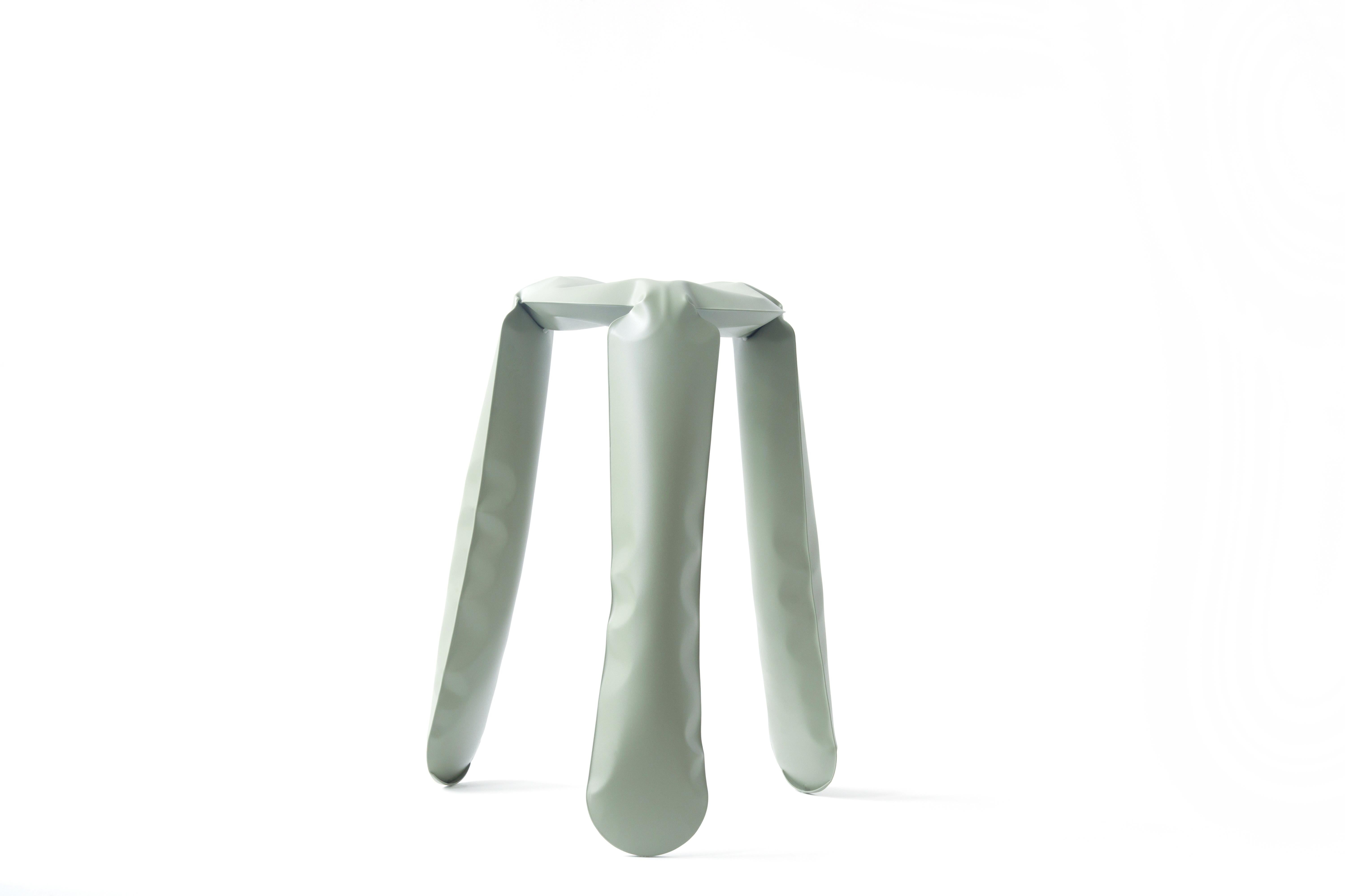 Der Plopp Hocker ist eine Ikone und ein Bestseller von Zieta Prozessdesign. Die einzigartige, spielerisch anmutende Form von Plopp ist das Ergebnis eines innovativen Formgebungsverfahrens, FIDU. Bei der FIDU-Technologie werden zwei ultradünne
