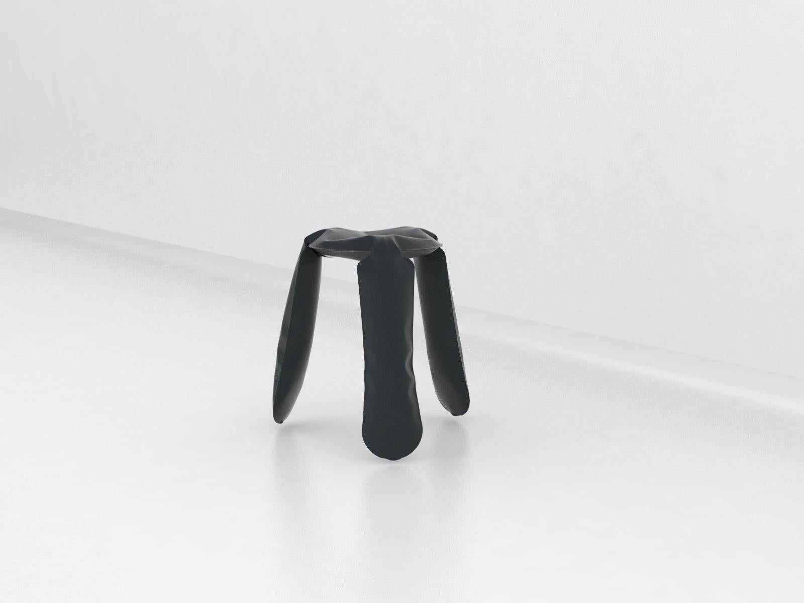 Lo sgabello Plopp è un'icona e un bestseller di Zieta Prozessdesign. La forma unica, giocosa e dall'aspetto di un giocattolo, di Plopp è un effetto dell'innovativo metodo di formatura FIDU. La tecnologia FIDU prevede che due fogli d'acciaio