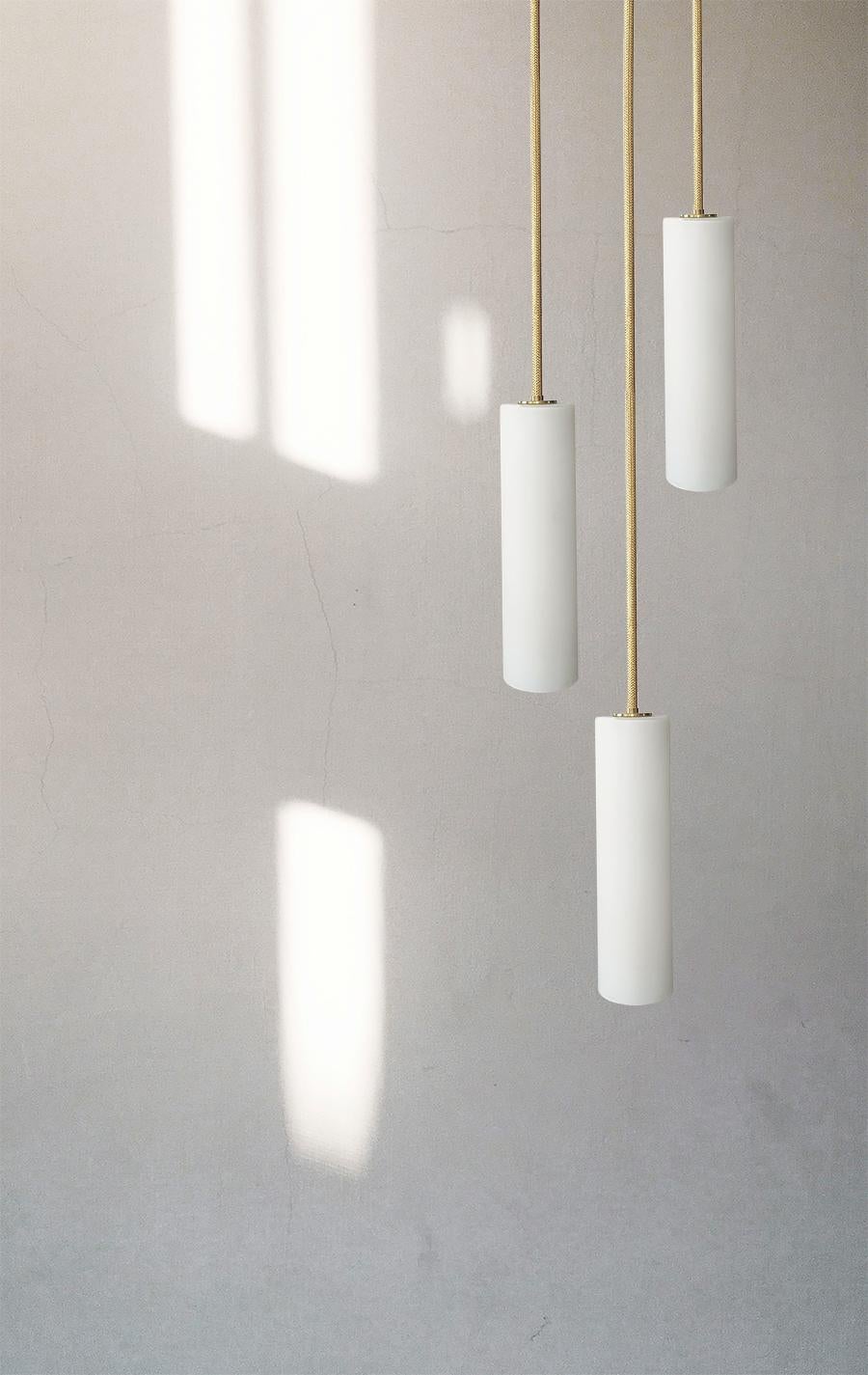 PLOT - belle suspension en laiton massif et abat-jour en verre opalin.

Prix pour la longueur standard jusqu'à 200cm (78 pouces, nous coupons à la longueur désirée).
Besoin d'une version plus courte ? même prix
Besoin d'un fil de suspension plus