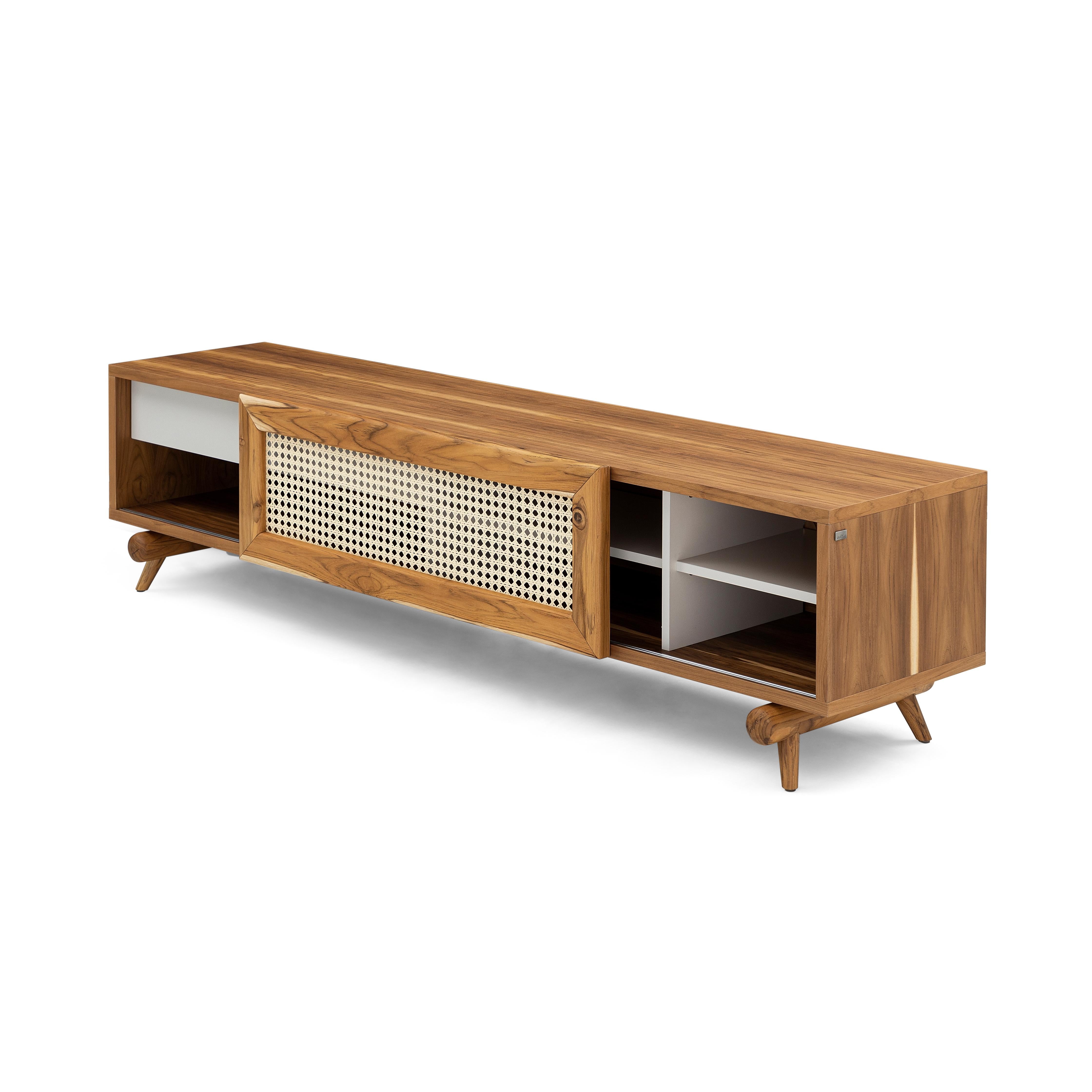 La console de rangement Design/One est une autre pièce de la collection Uultis qui allie style, fonctionnalité et possibilités spatiales. Sa finition en bois de teck et sa porte coulissante en forme de toile de canne lui confèrent un aspect