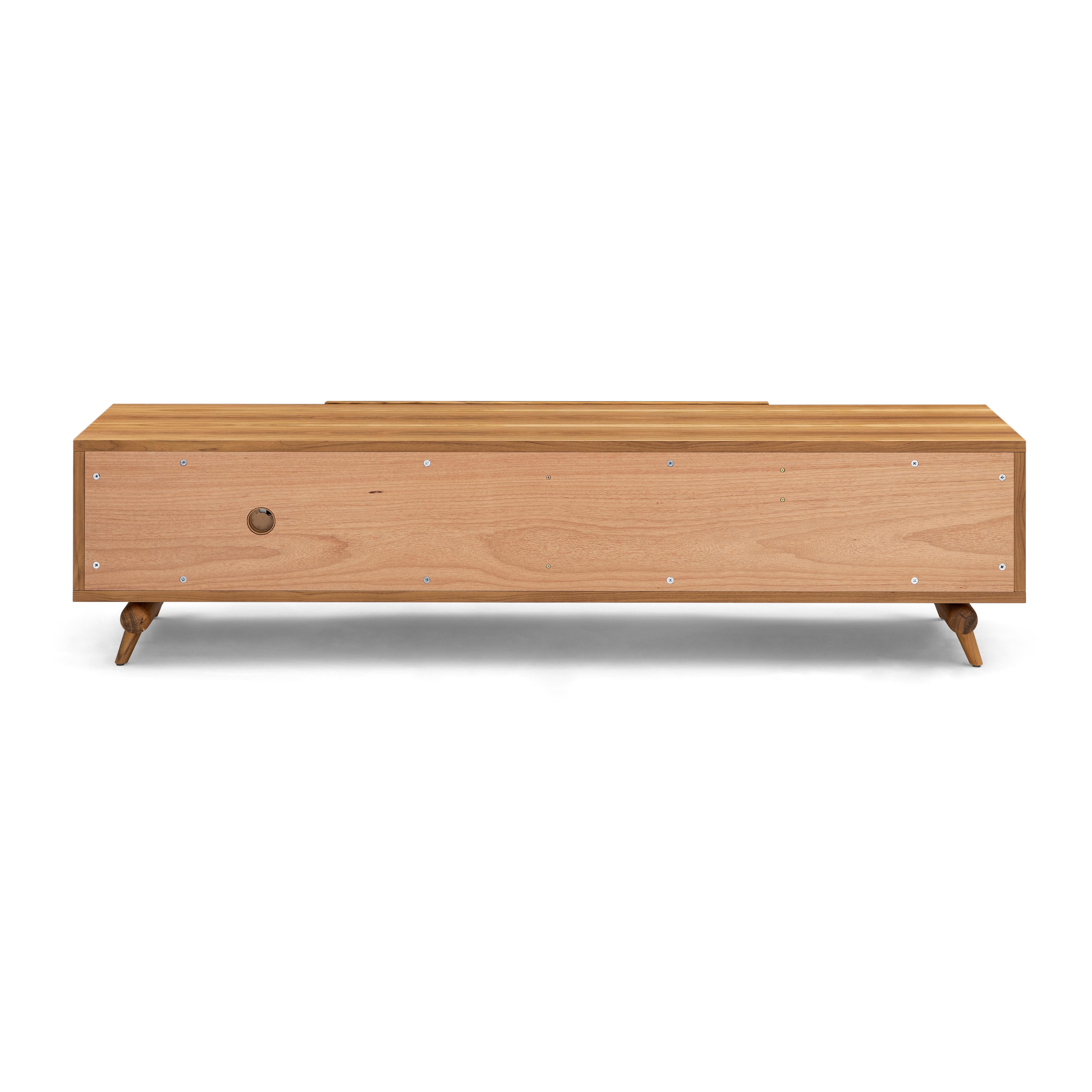 Brésilien Console de rangement pour Plot avec finition en bois de teck et porte coulissante à cannage en vente