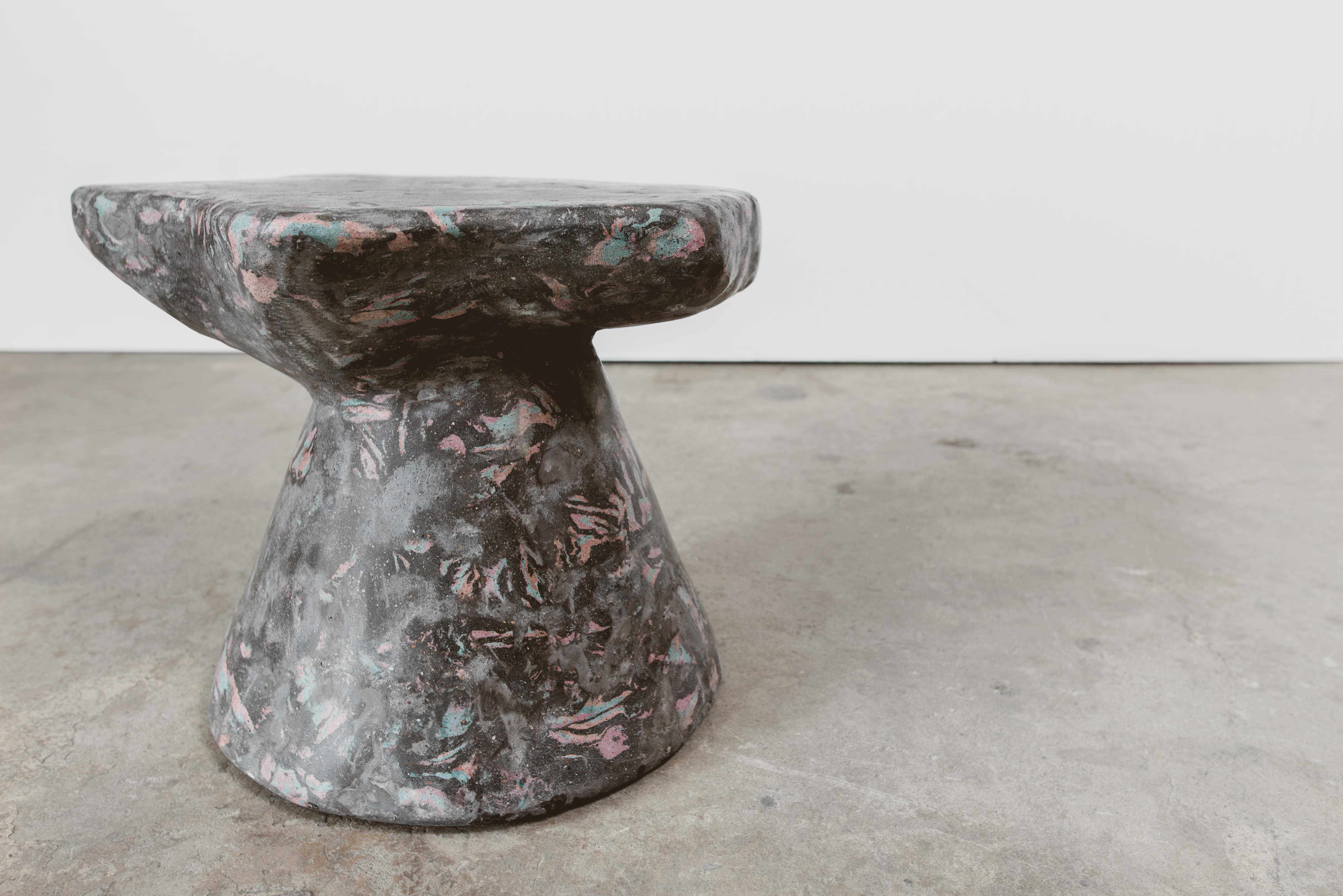 The child of an extruded hexagon and a cone. A mathematically derived form through the misuse of photogrammetry algorithms.
The fabrication of the table happens through a post-digital process of a digital and human making. The textures and patterns