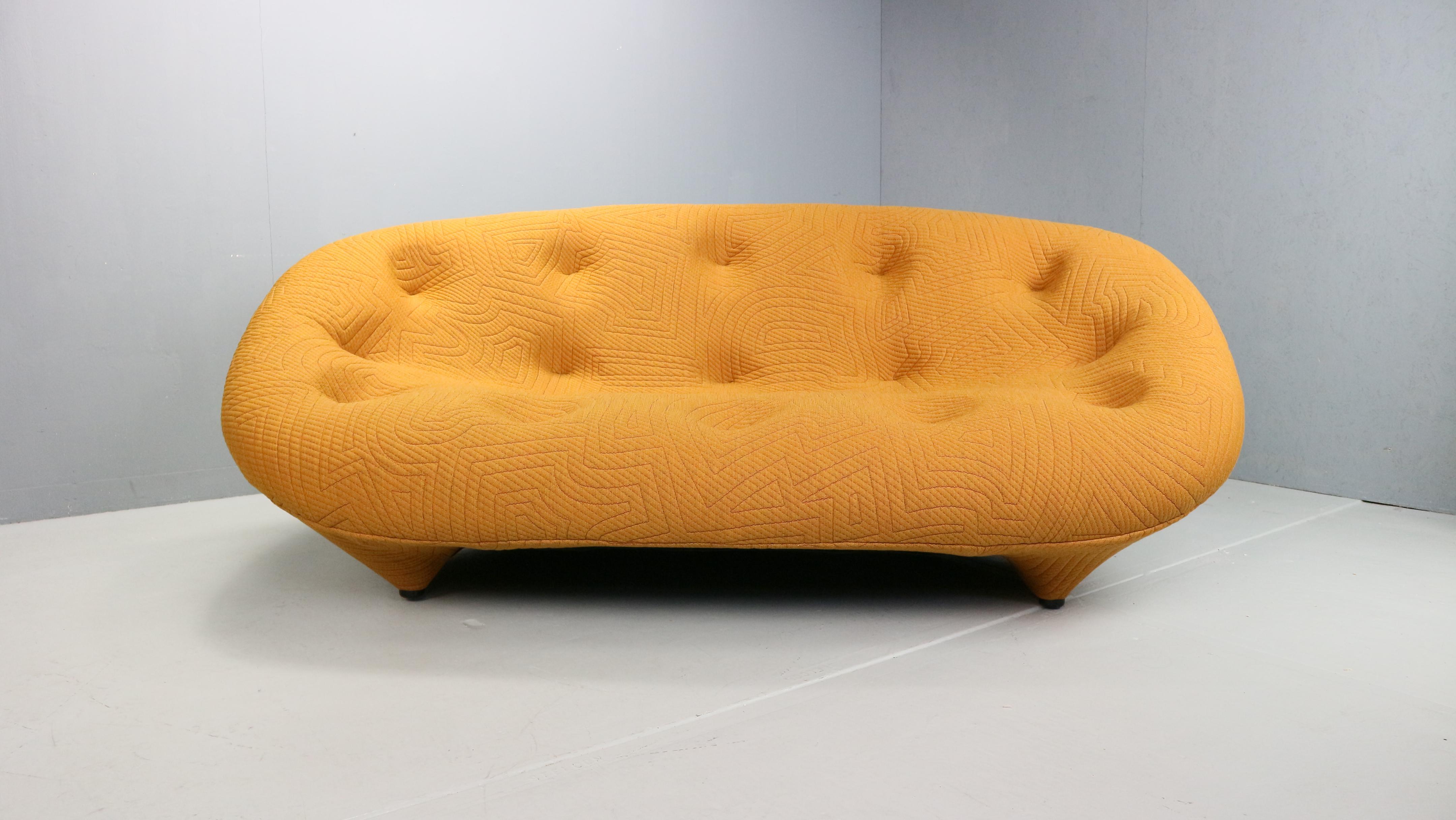 Introducing the 'Ploum' Sofa by Ligne Roset, newly reupholstered in a Kvadrat Febrik Apparel 433, a high quality fabric selected by Ligne roset for this sofa. Designed by the renowned French duo Ronan & Erwan Bouroullec, the Ploum sofa is a design