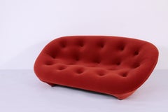 Divano Ploum di Ligne Roset in velluto arancione arrugginito