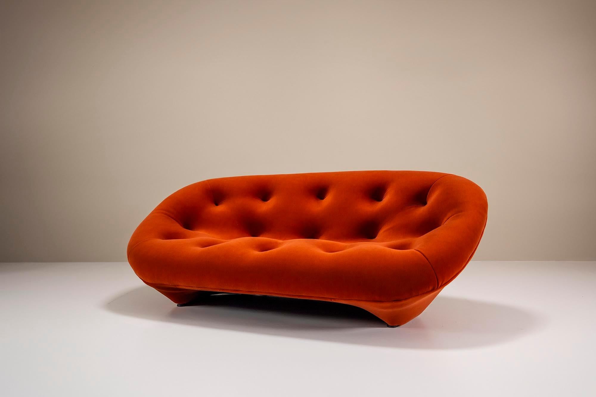 Ploum Sofa von Ligne Roset in Rost-orangefarbener Samtpolsterung (Moderne)