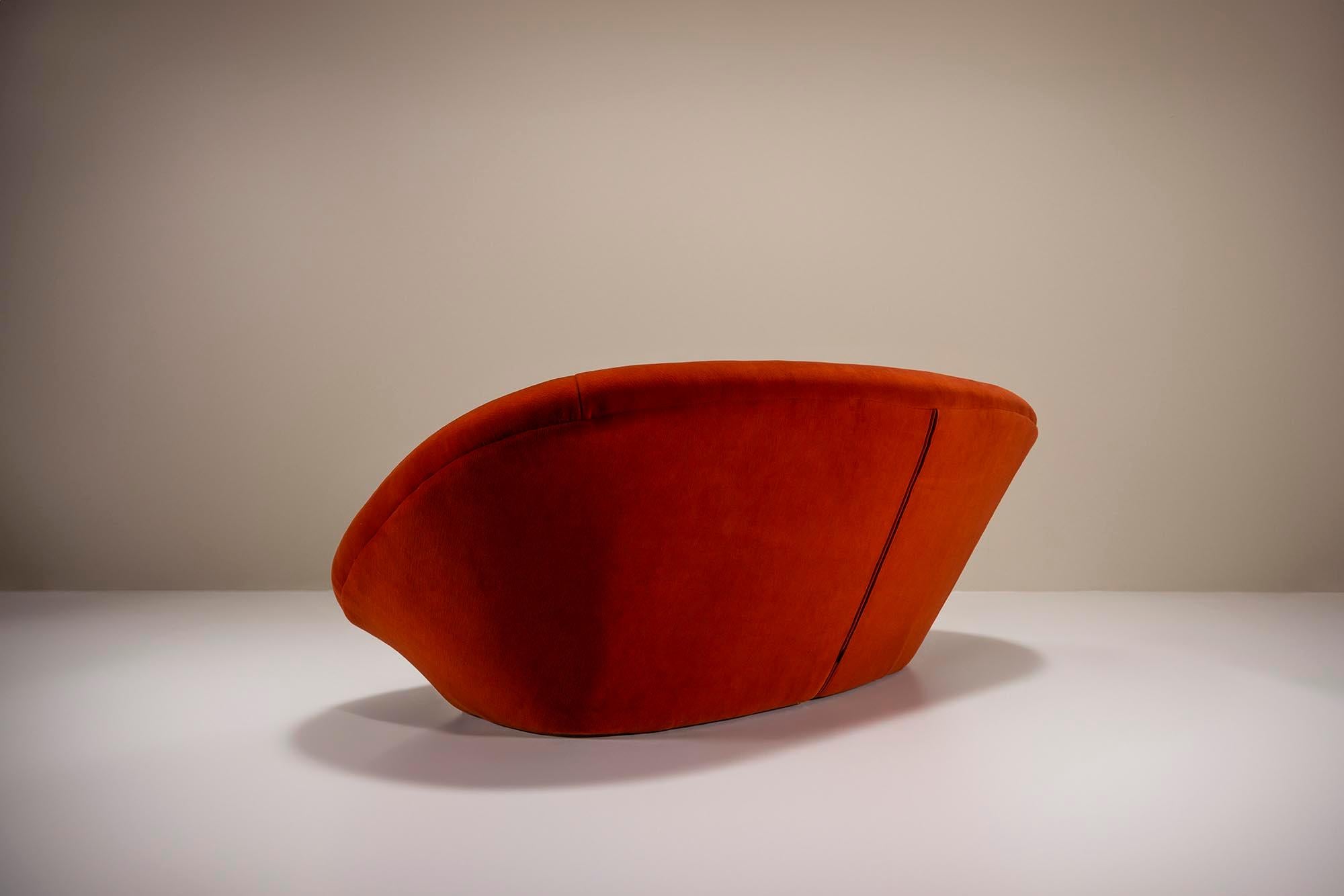Ploum Sofa von Ligne Roset in Rost-orangefarbener Samtpolsterung im Zustand „Hervorragend“ in Hellouw, NL