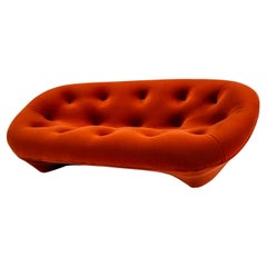 Canapé Ploum de Ligne Roset en tissu de velours orange rouille