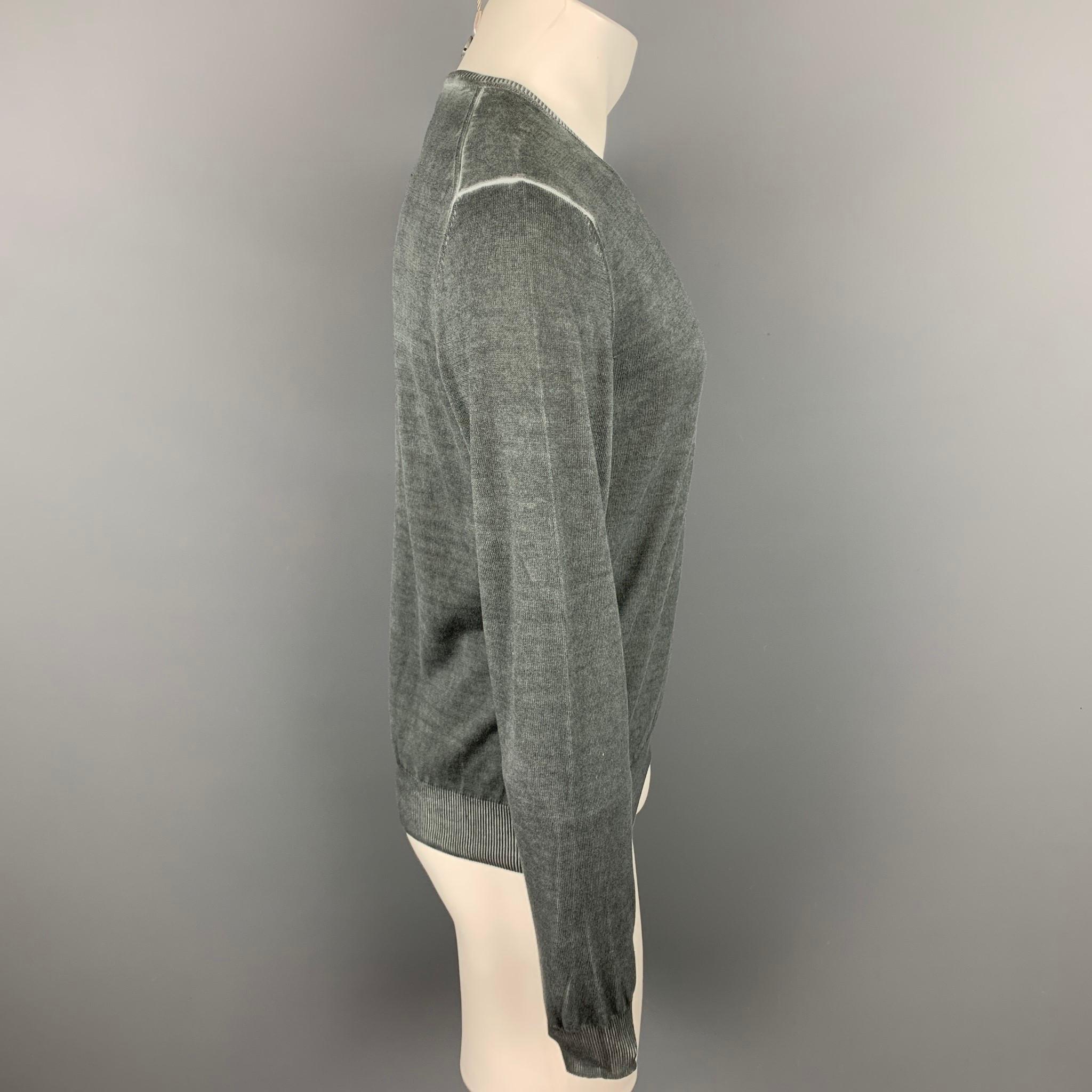 PLOUMANACH pullover comes in a slate dyed cotton featuring a ribbed hem and a v-neck.

Very Good Pre-Owned Condition.
Marked: 50

Measurements:

Shoulder: 18 in.
Chest: 40 in.
Sleeve: 28 in.
Length: 24.5 in. 