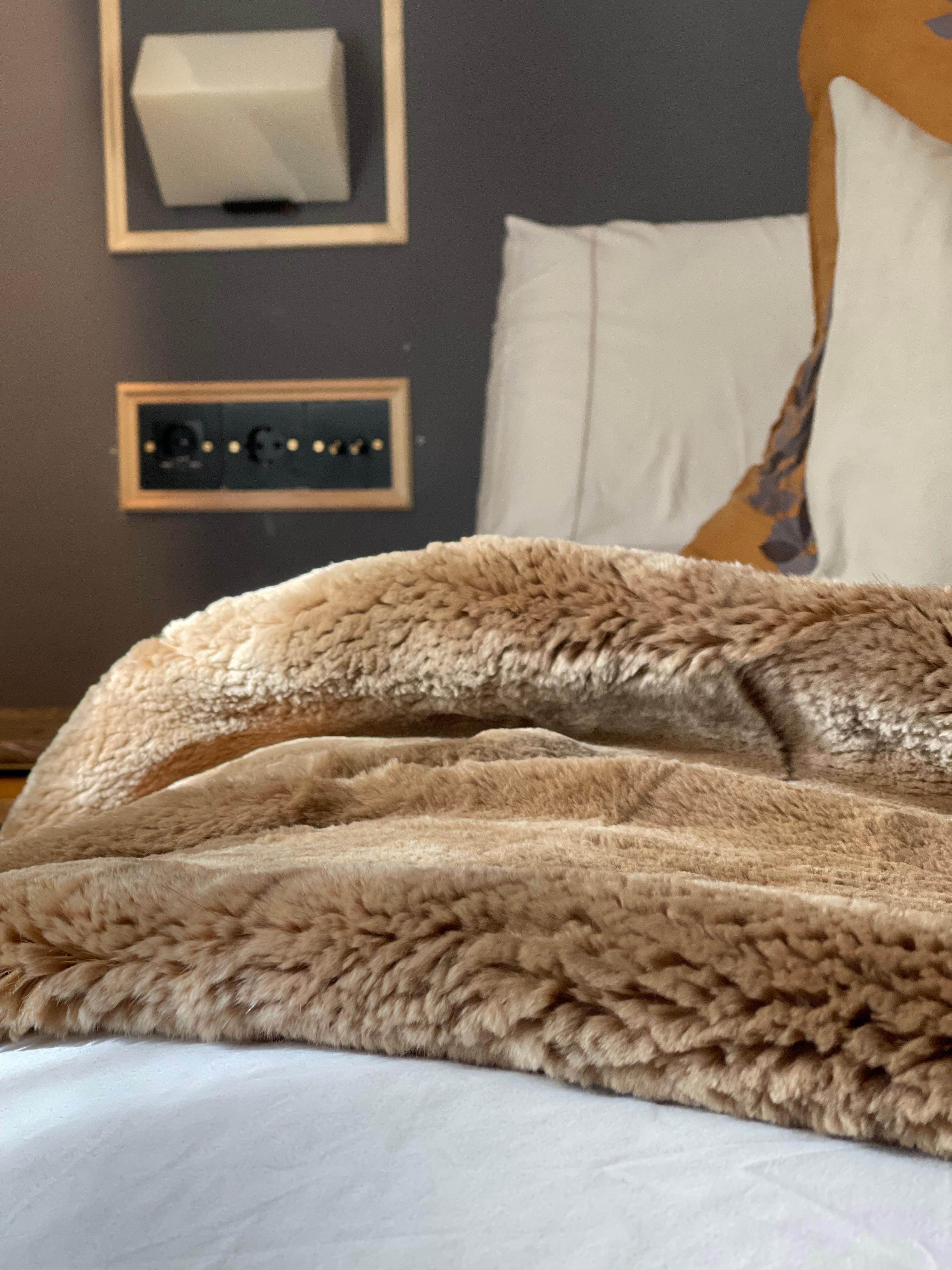 Plucked Beaver Fur Bed / Sofa Throw Blanket, Merino Wool Backing In New Condition In Alcoy, Alicante
