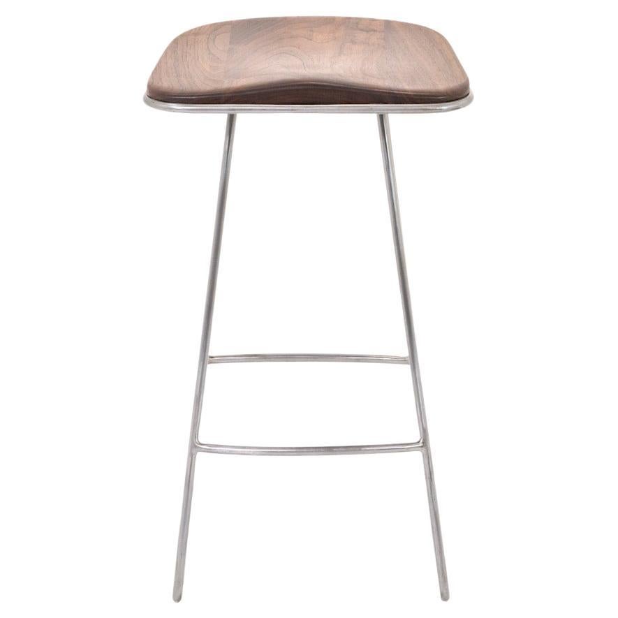 Tabouret de bar à boutons, assise en bois massif, acier plié à la main et noyer