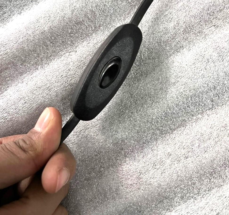 Pantalla de latón y lino  Lado de la cama o pasillo  Lámpara de pared en venta 2