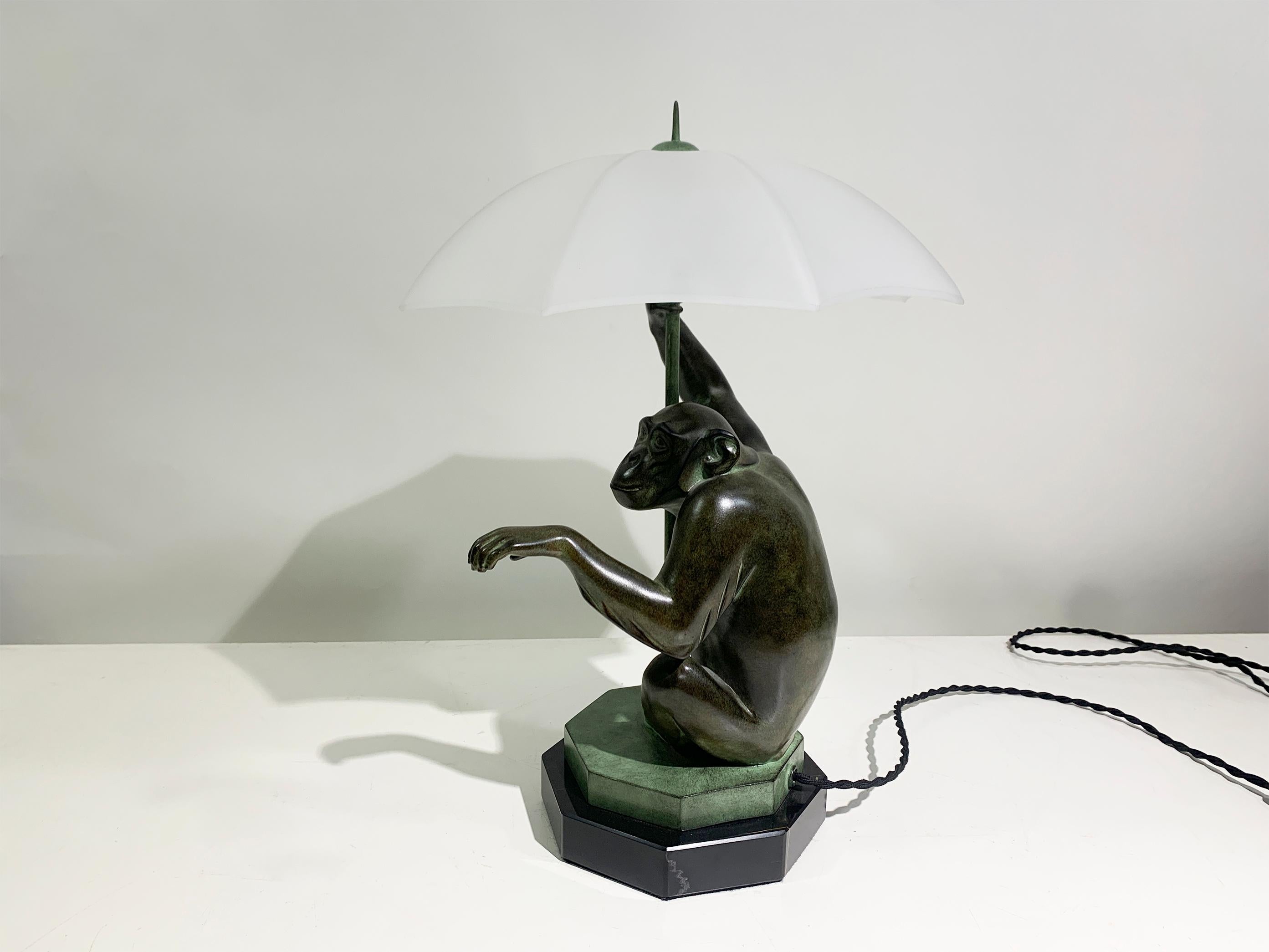 Max LE VERRIER creates his monkey with an umbrella, in front of the cages of the Jardin des Plantes in Paris.
His model, a three-year-old chimpanzee, had the pretty name of BOUBOU. A great friendship was born between the monkey and the artist,