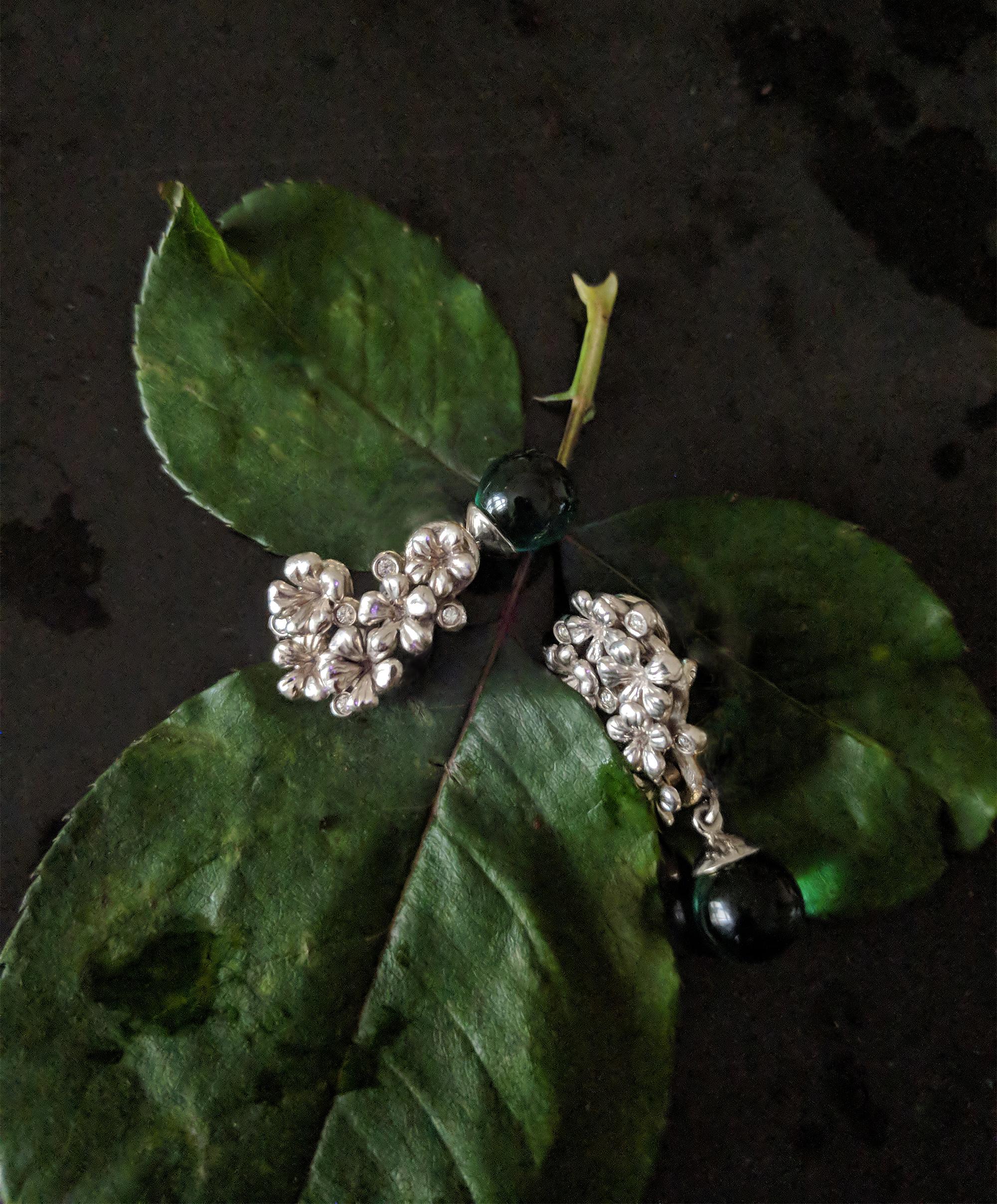Les boucles d'oreilles cocktail Plum Blossom avec gouttes de quartz en cabochon amovible vert sont incrustées de 10 diamants ronds et réalisées en or blanc brillant 18 carats. Il s'agit d'une pièce de la collection de bijoux contemporains, qui a été