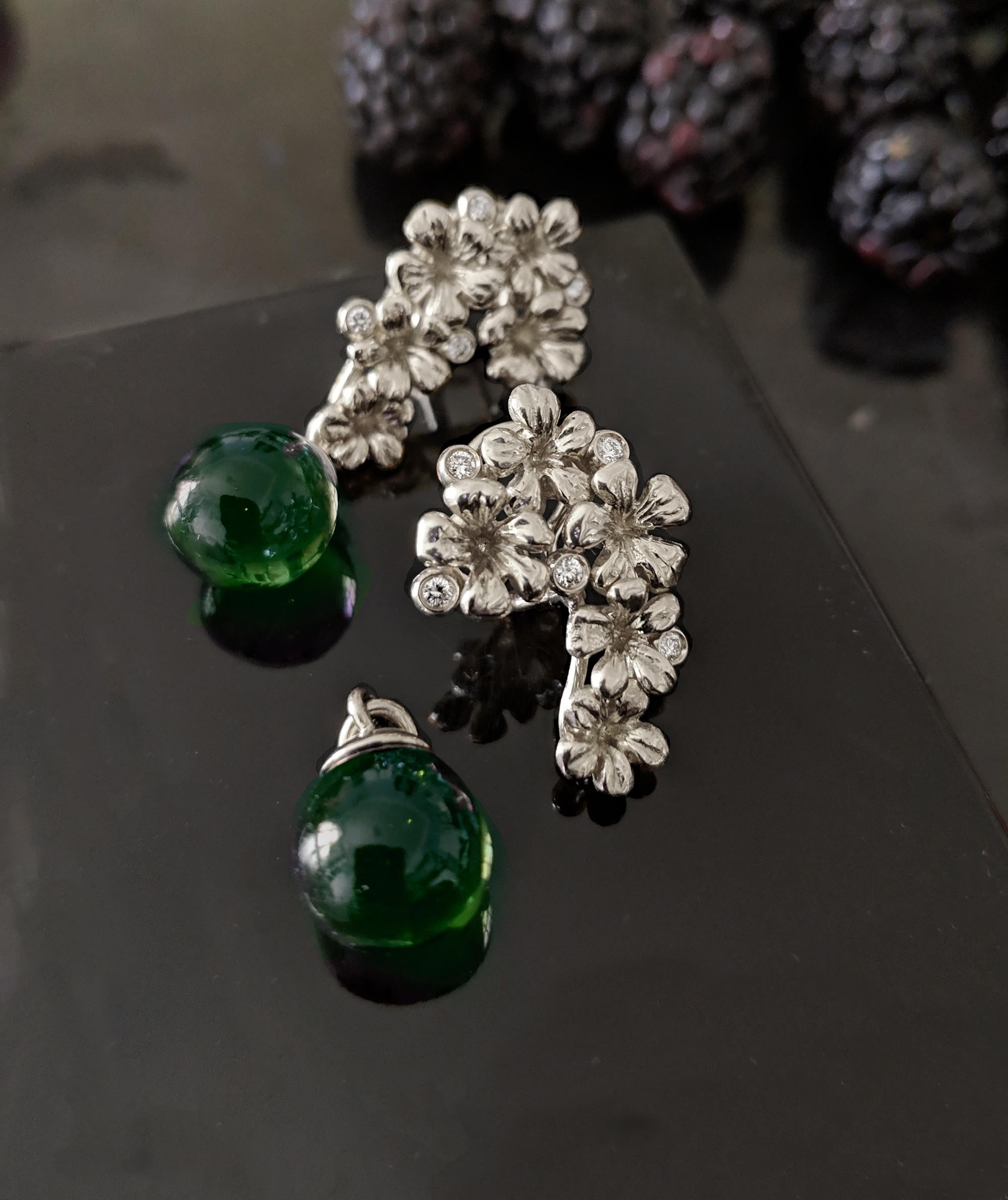 Achtzehn Karat Weißgold Pflaumenblüten zeitgenössische Designer-Ohrringe Diamanten (Rundschliff) im Angebot
