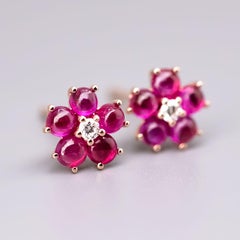 Clous d'oreilles fleur de prune Sakura en or rose 18 carats, rubis et diamants