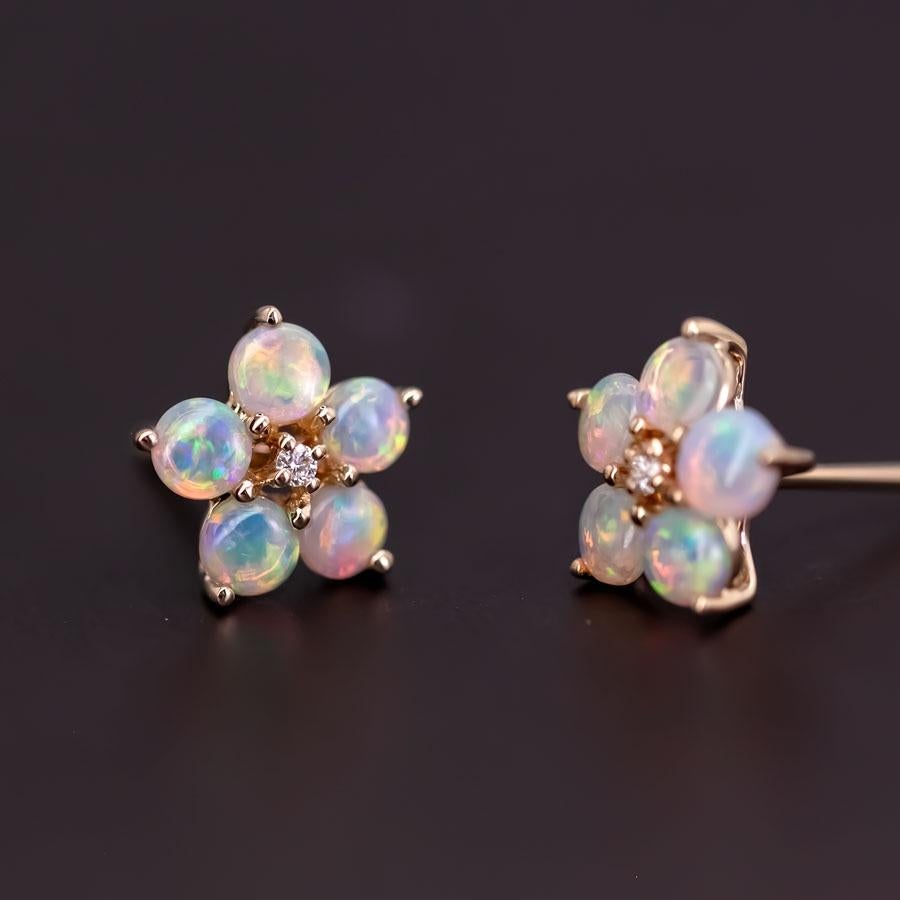 Arts and Crafts Clous d'oreilles en or jaune 14 carats, opale massif Sakura fleur de prune et diamants en vente