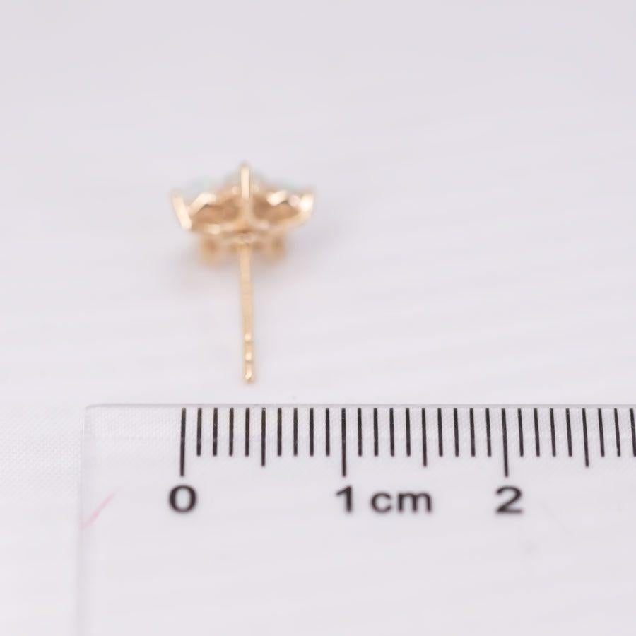 Clous d'oreilles en or jaune 14 carats, opale massif Sakura fleur de prune et diamants Neuf - En vente à Suwanee, GA