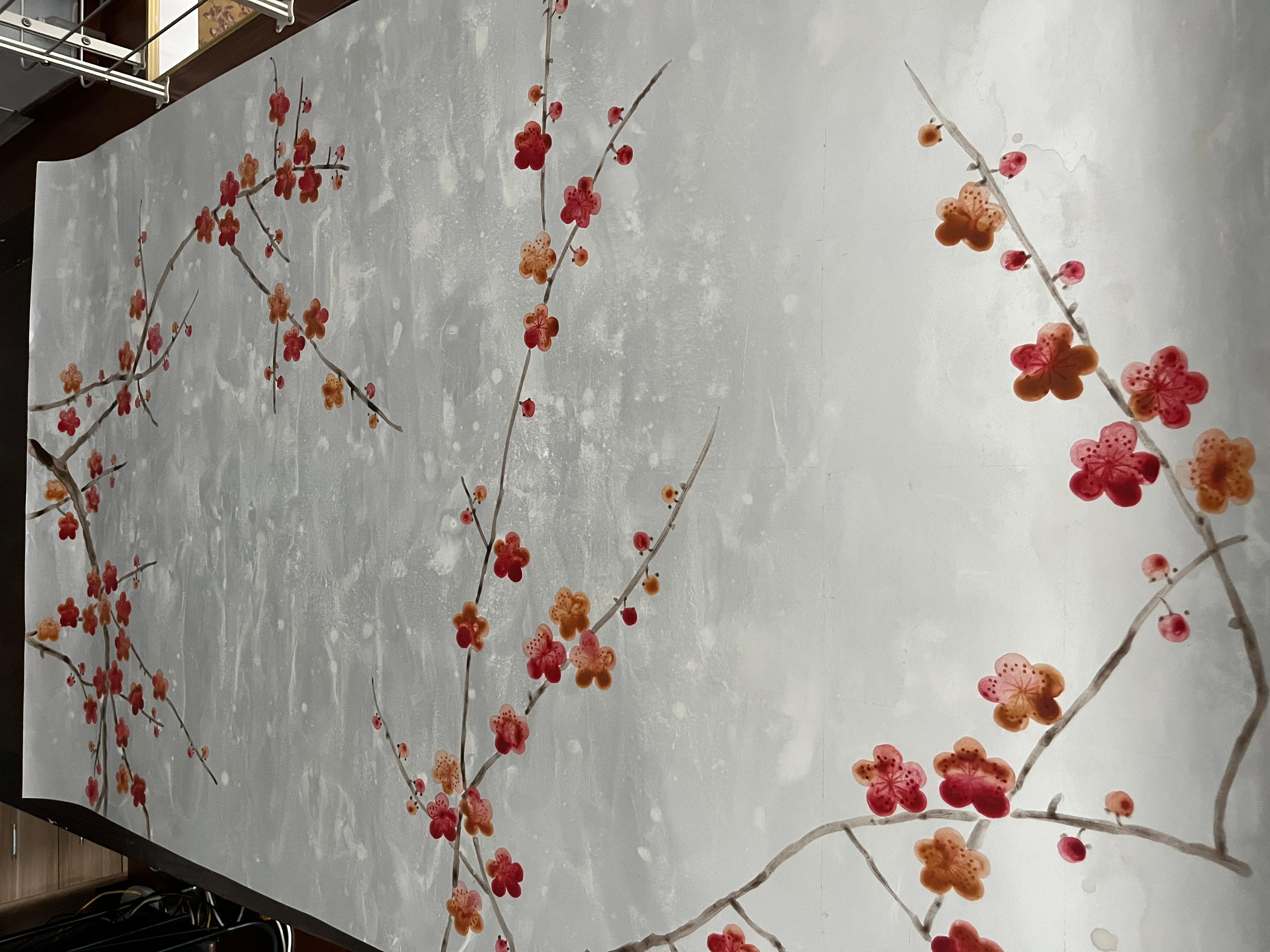 Pflaumenblüten-Tapete, handbemalte Tapete auf Silber Metallic mit Antiquitäten (Chinesisch) im Angebot