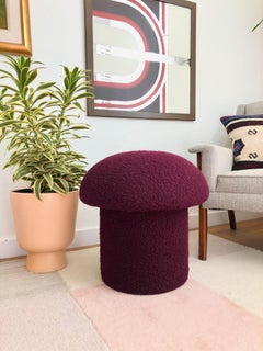 Pflaumenfarbener Boucle-Muschel-Ottoman
