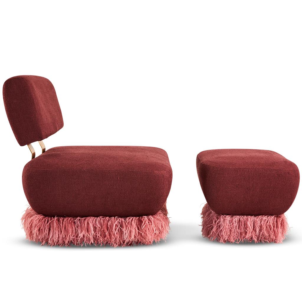 XXI secolo e contemporaneo Prugna Boucle' con finiture in vera piuma di struzzo rosa, pouf di struzzo in vendita