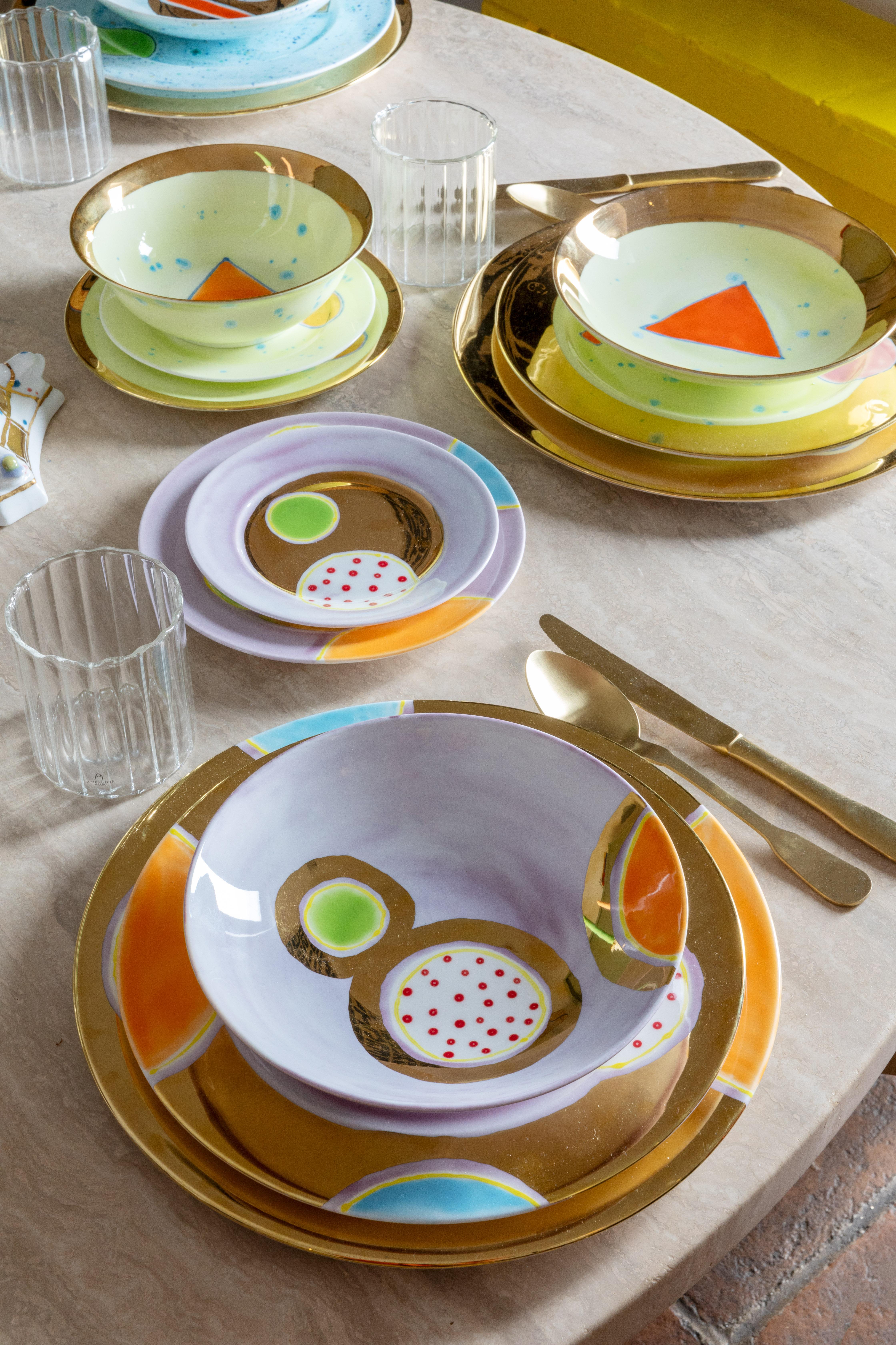 Die Kollektion Gold Impressions führt Corallas Erkundung von Geometrie und Minimalismus in eine neue Dimension, indem sie ihre ikonischen Designs mit strahlenden Goldakzenten versieht. Diese goldenen Elemente verwandeln vertraute Symbole, wie den