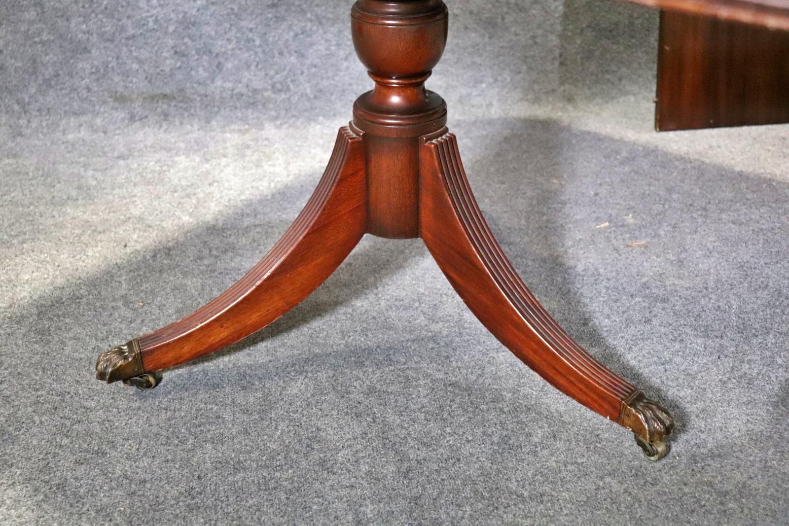 Plum Pudding Mahogany Banquet Dining Table with 2 leaves Manner Gillows In Good Condition For Sale In Swedesboro, NJ