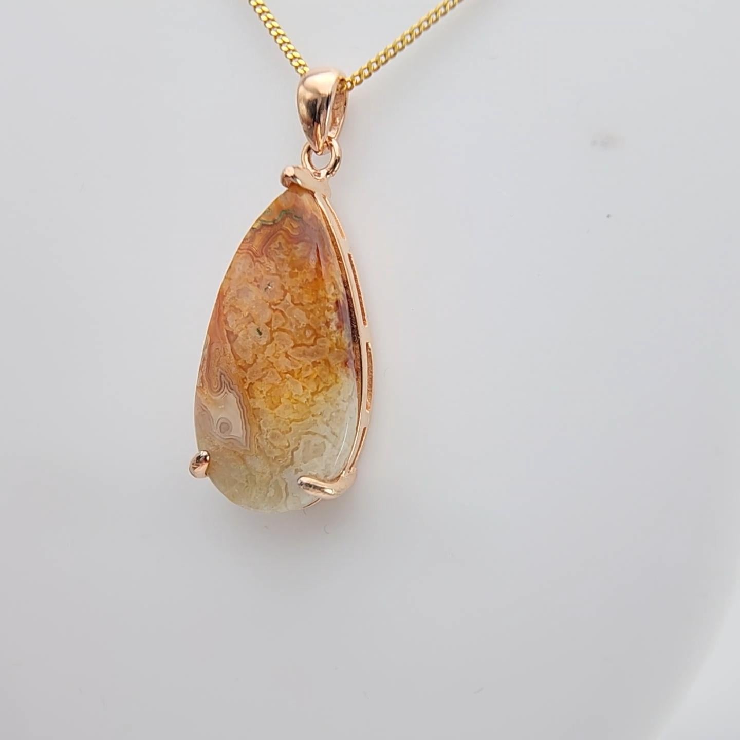 Pendente con Agata Plume Cabochon La gemma a goccia è in oro placcato su argento in vendita 4