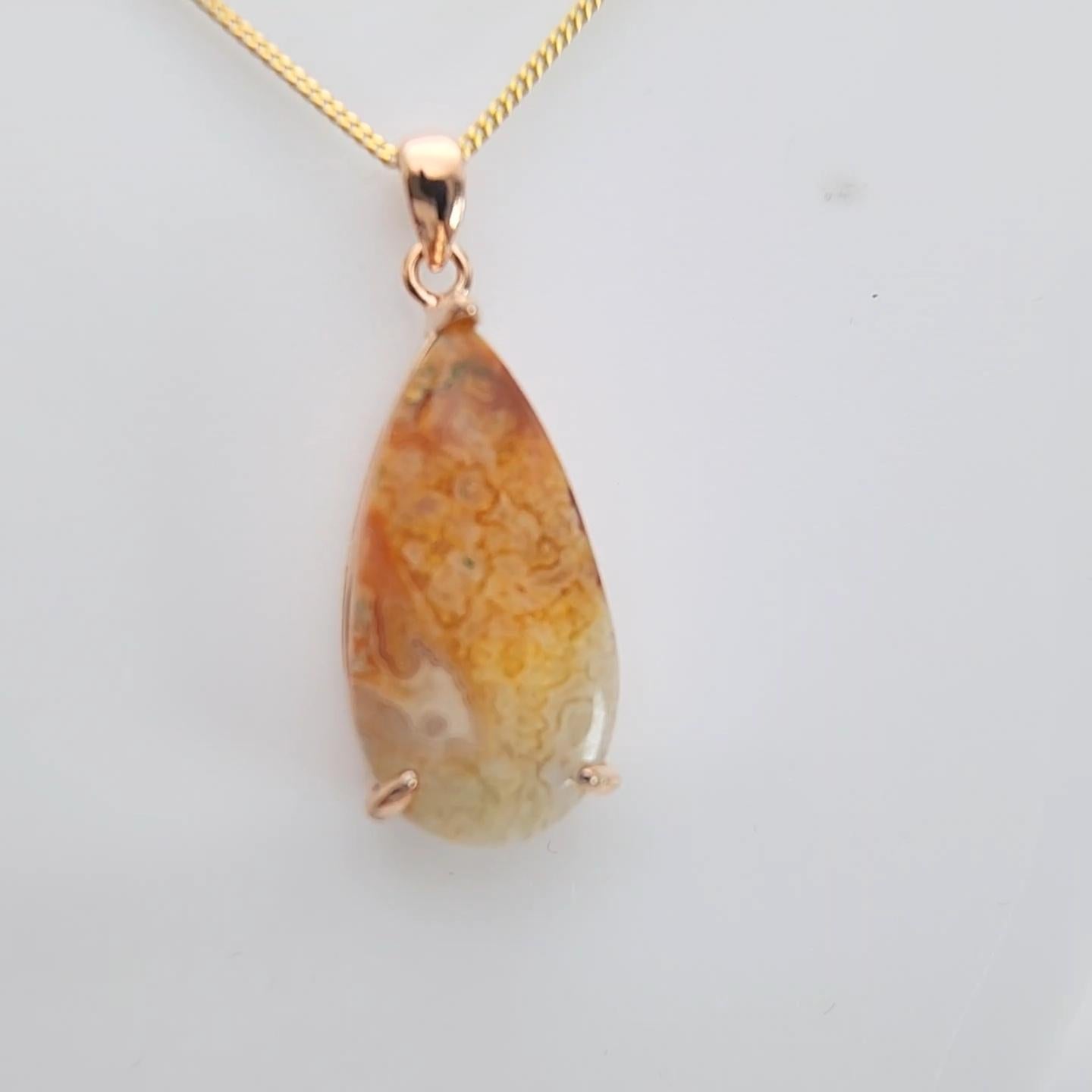 Taglio a goccia Pendente con Agata Plume Cabochon La gemma a goccia è in oro placcato su argento in vendita