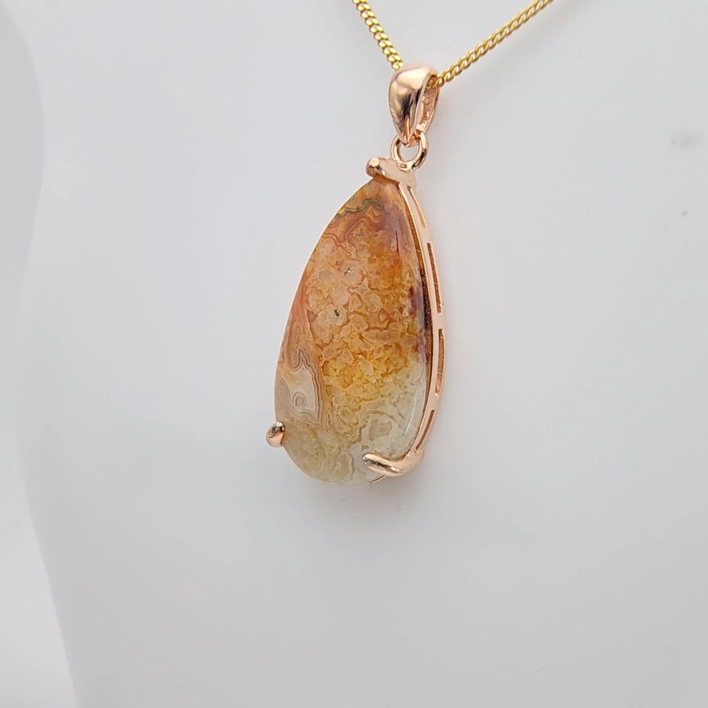 Pendente con Agata Plume Cabochon La gemma a goccia è in oro placcato su argento in vendita 2