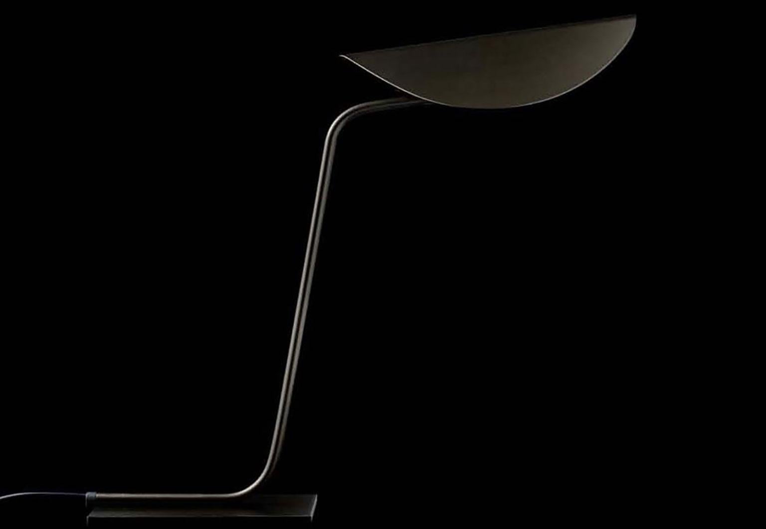Lampe de table Plume en bronze anodisé conçue par Christophe Pillet pour Oluce. Ce travail du designer Christophe Pillet définit la clarté de l'apparence et la recherche de la simplicité. Faisant partie d'une famille, cette lampe est