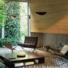 Lampada da parete Plume in bronzo anodico di Christophe Pillet per Oluce