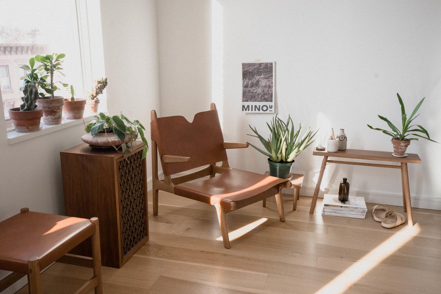 XXI secolo e contemporaneo Plume Chair di Sun at Six, sedia da salotto nuda del Medioevo in Wood e pelle