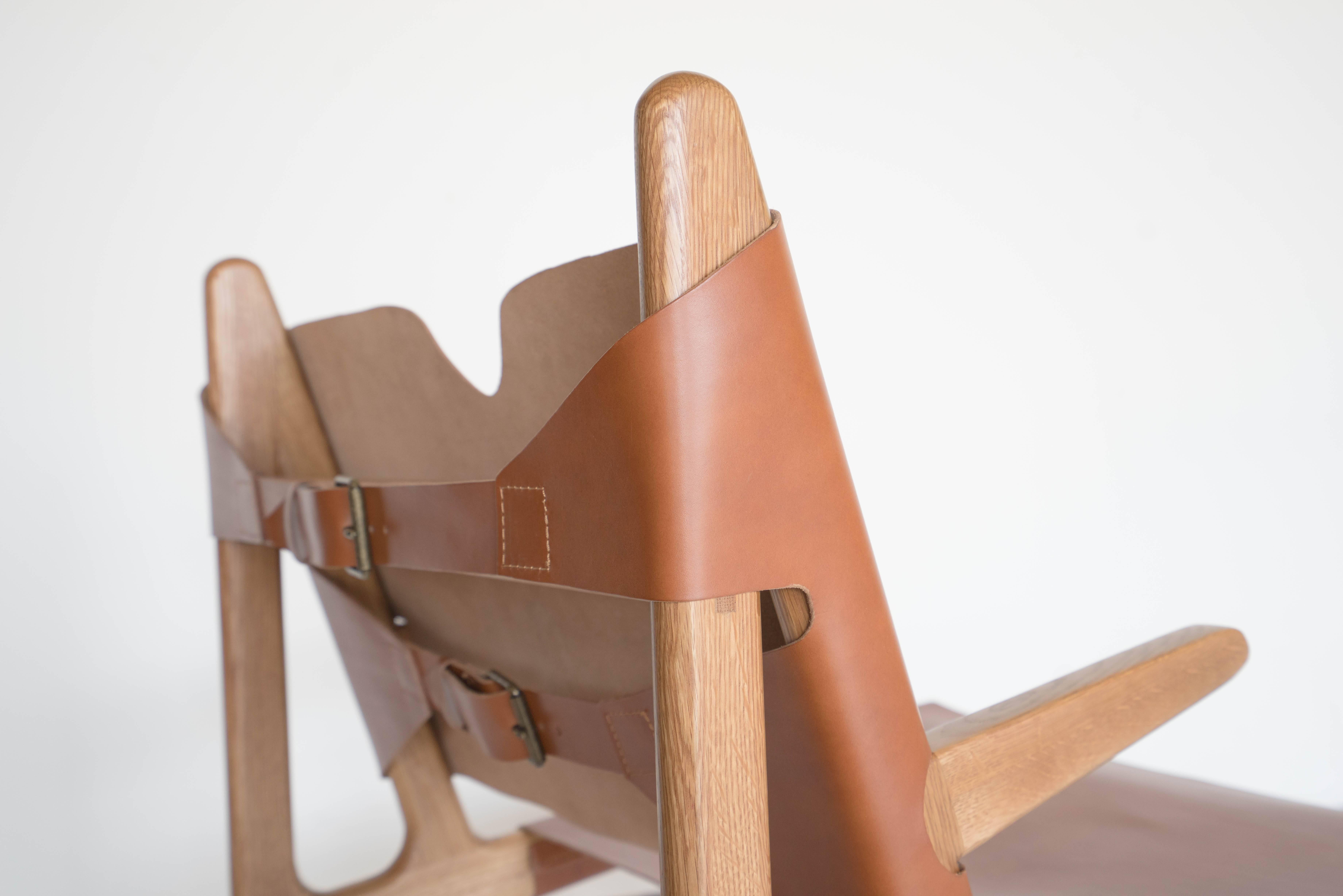 Mid-Century moderno Sedia Plume di Sun at Six, Sienna Midcentury Lounge Chair in Wood, Pelle