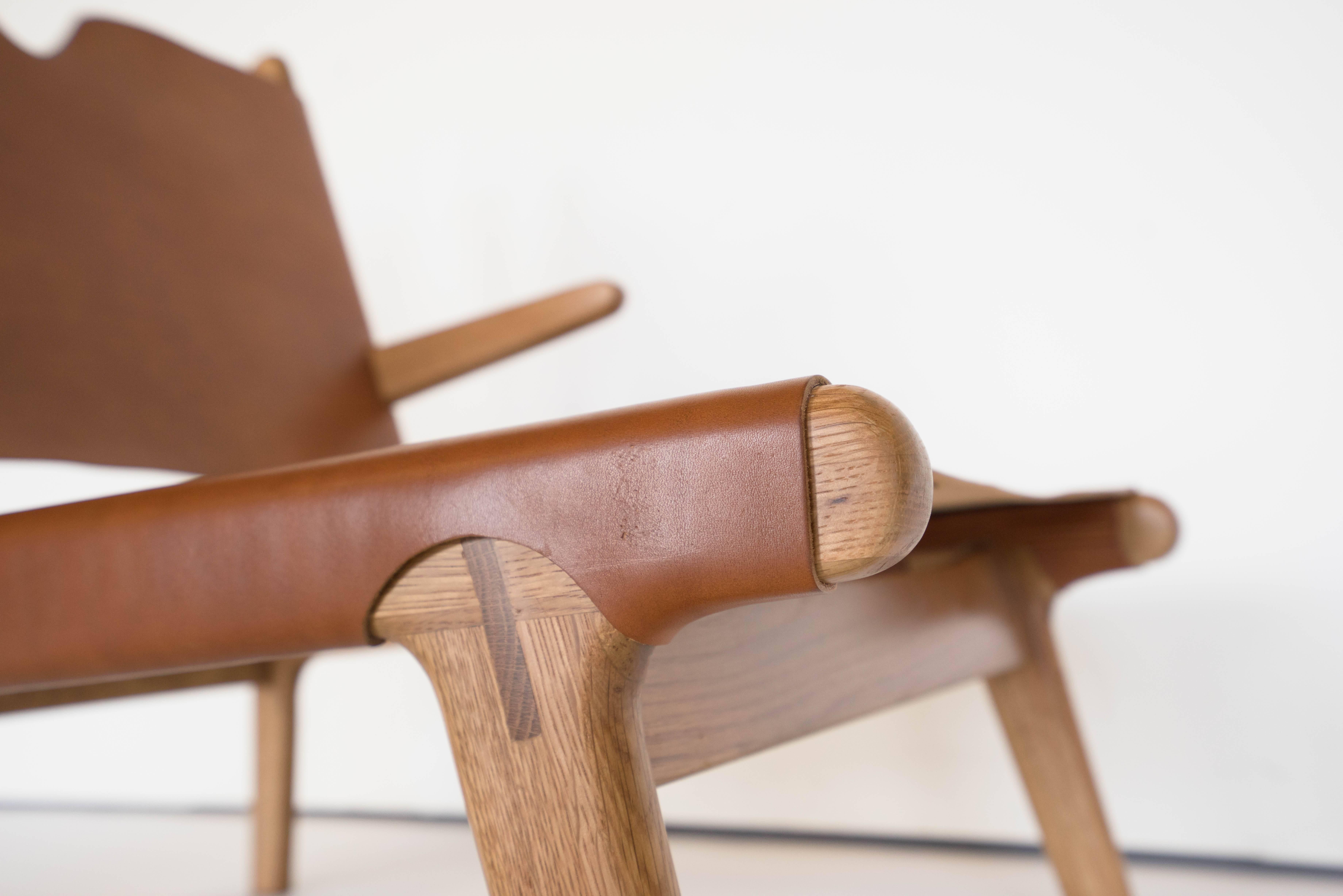 Chinois Chaise Plume de Sun at Six, fauteuil de salon du milieu du siècle en bois et cuir de Sienne en vente