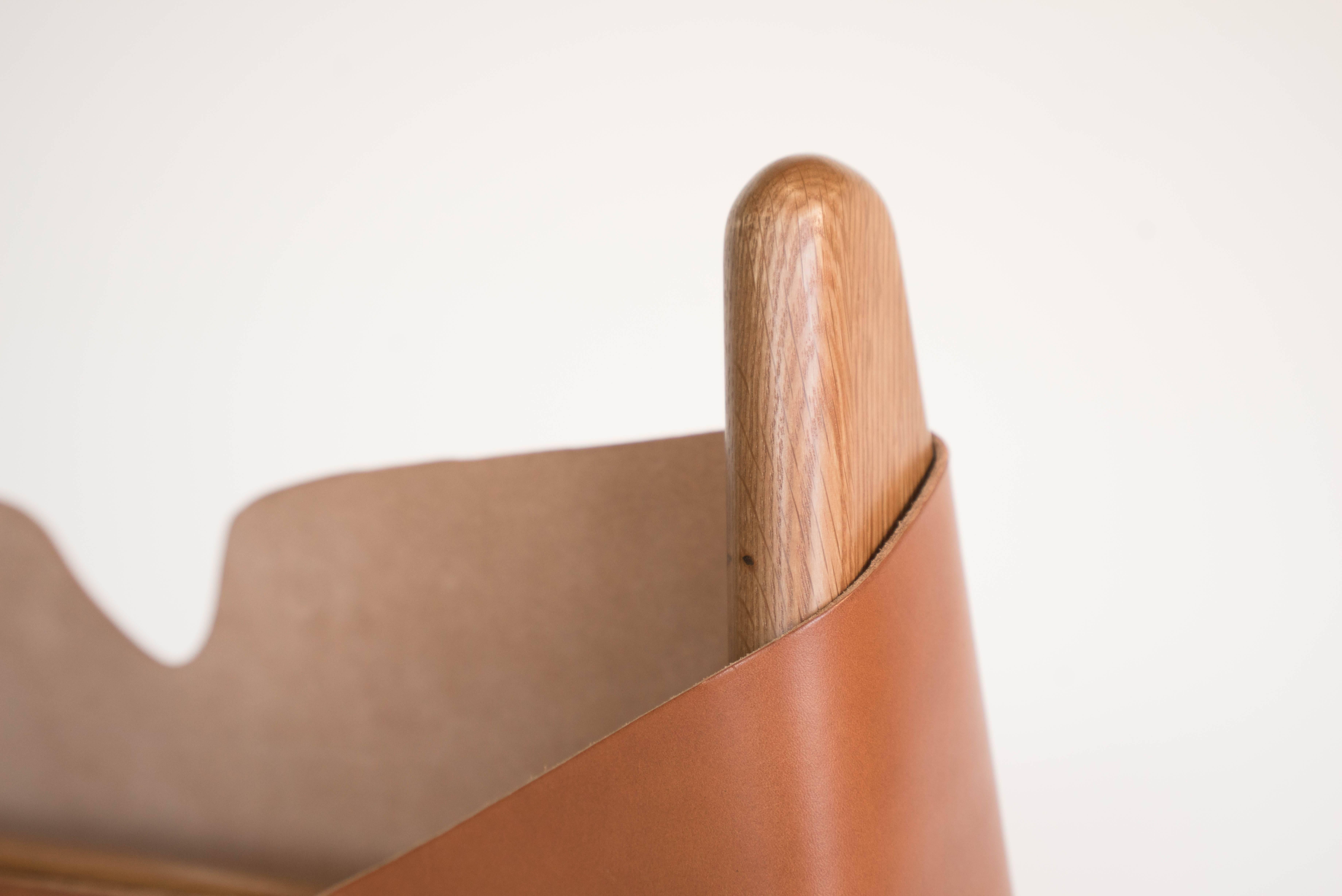 Falegnameria Sedia Plume di Sun at Six, Sienna Midcentury Lounge Chair in Wood, Pelle