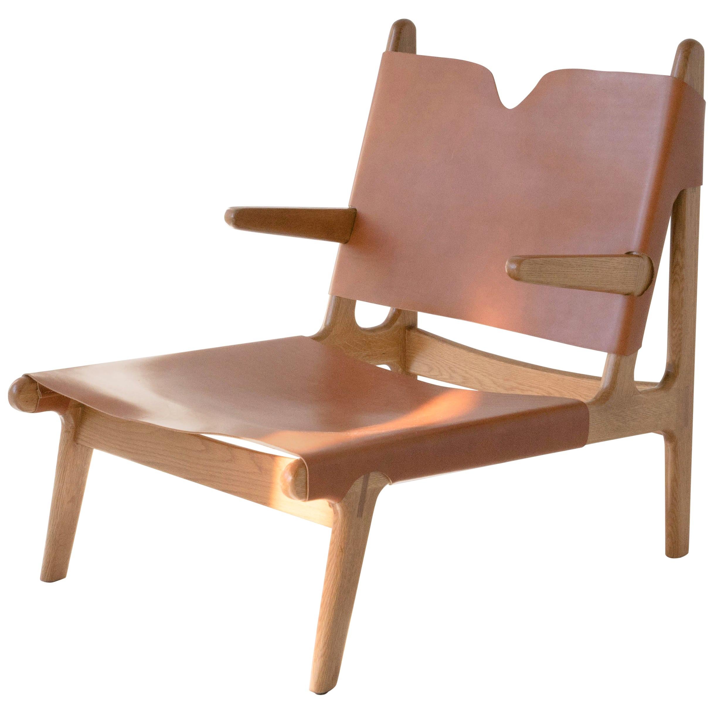 Chaise Plume de Sun at Six, fauteuil de salon du milieu du siècle en bois et cuir de Sienne