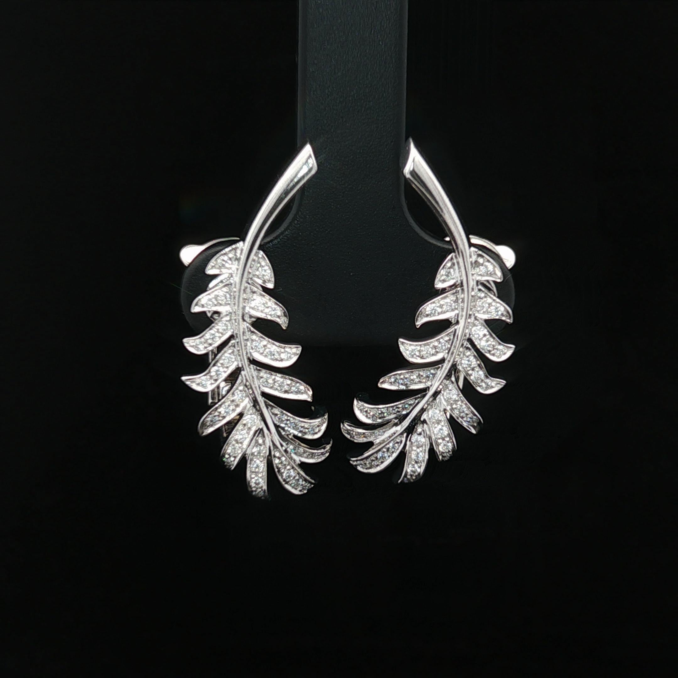 Boucles d'oreilles Plume De Chanel en or blanc avec plumes et diamants, avec étui 9