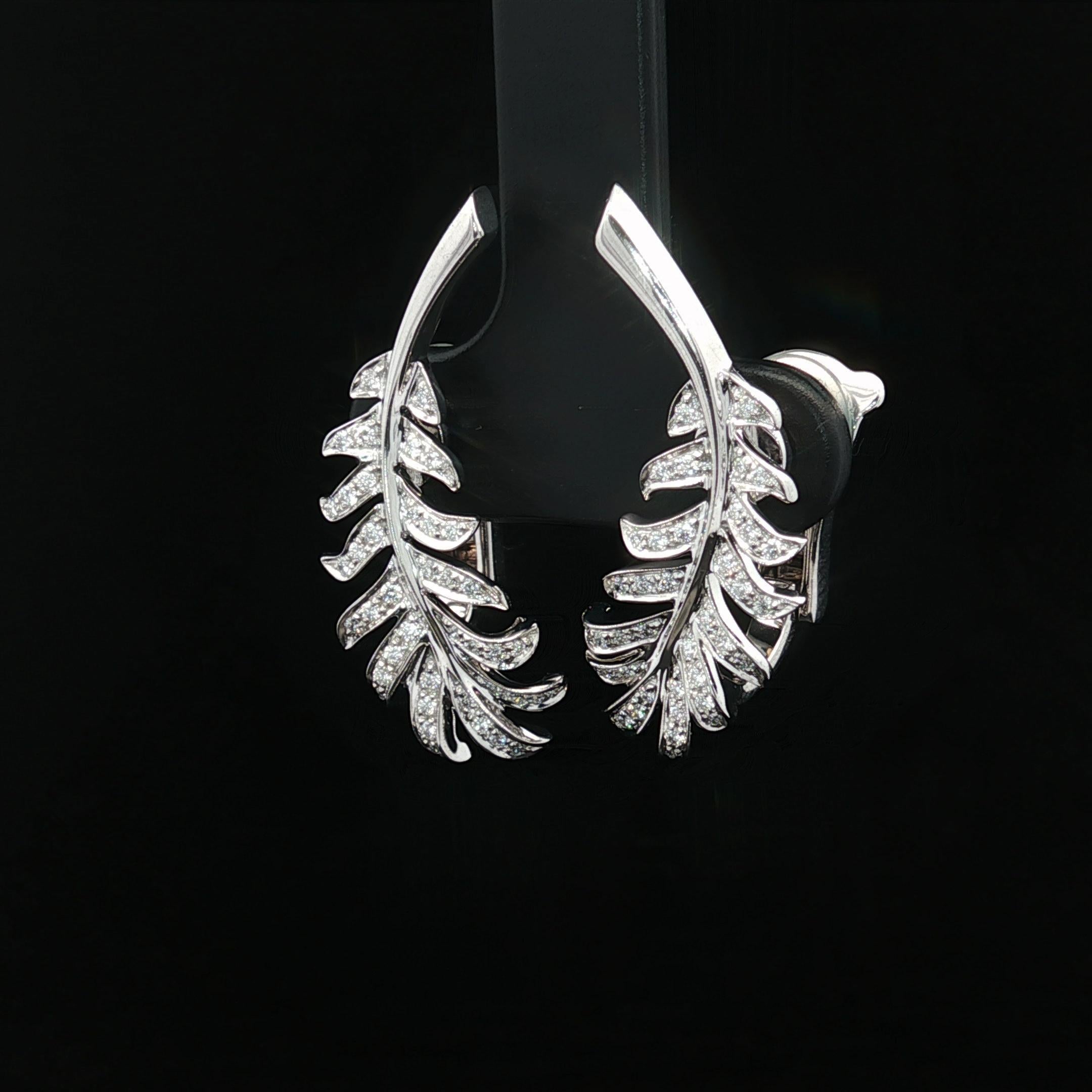 100% Authentique Boucles d'oreilles Chanel Plume de Channel avec pochette d'origine
--Pierre(s) :...
(80) Diamants naturels véritables - taille ronde et brillante - sertis - Diamants blancs de qualité supérieure 

MATERIAL : Or blanc massif 18