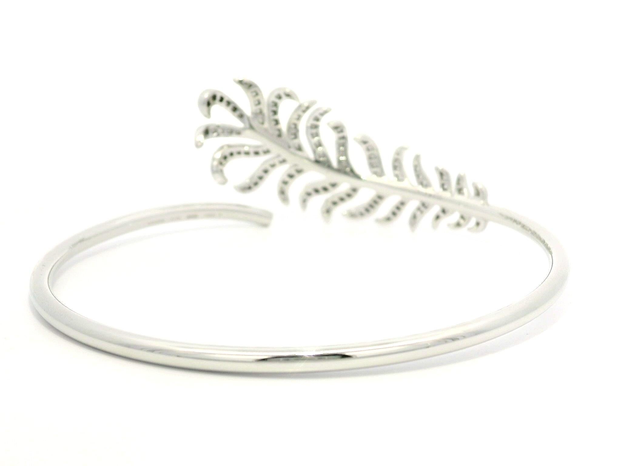 Plume De Chanel White Gold Diamond Feather Wrap Bangle Bracelet Sz M w/ Box in vendita 5