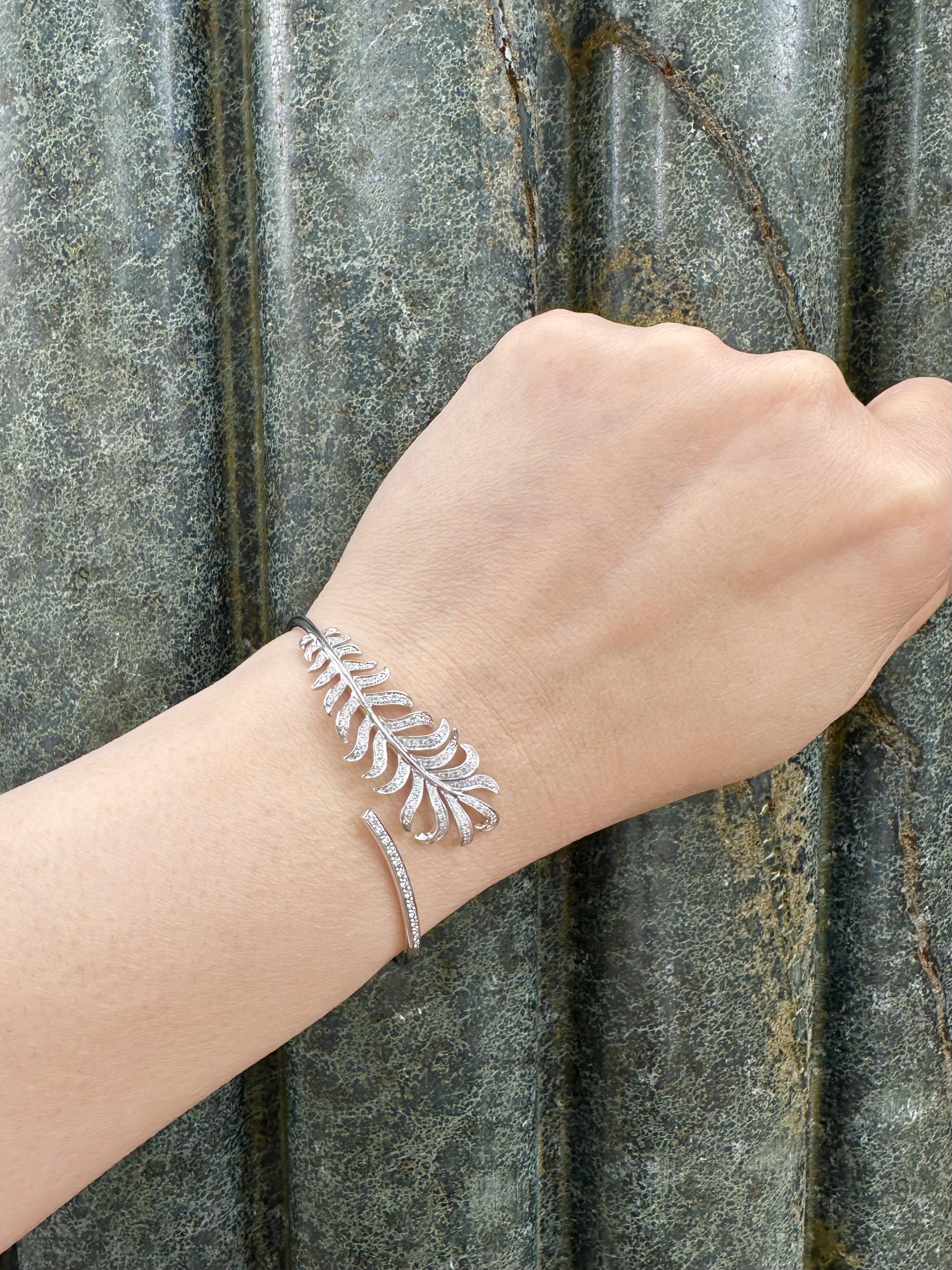 Plume De Chanel White Gold Diamond Feather Wrap Bangle Bracelet Sz M w/ Box in vendita 6